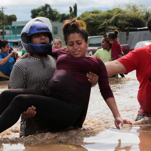 Damnificados por Eta esperan ser rescatados en Honduras