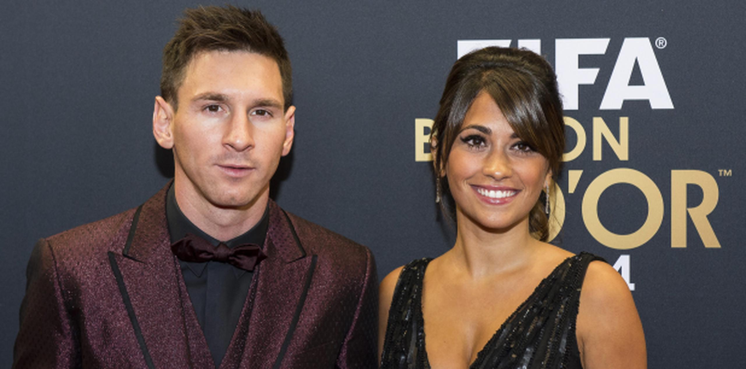 Messi, de 29 años, y Roccuzzo, de 28, se conocieron en su Rosario natal en 1996 y tienen dos hijos: Thiago, de cuatro años, y Mateo, de uno. (EFE)