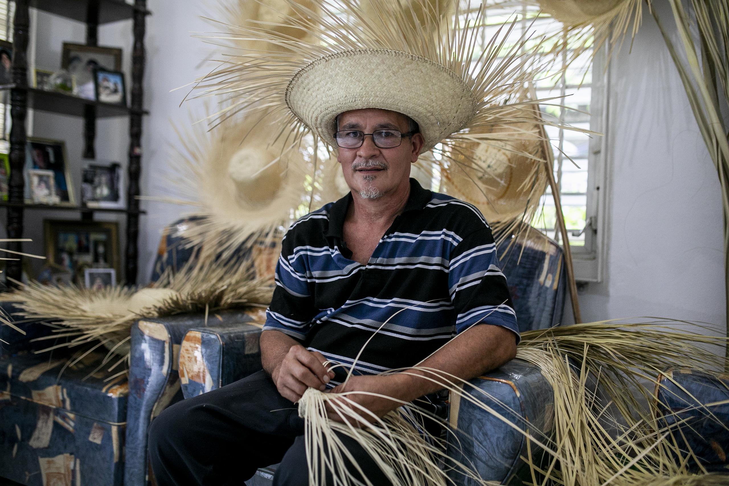 El tiempo que le dedica a sus artesanías es al terminar su jornada de trabajo regular, cuando se sienta a entrelazar las hojas de palma frente al televisor en su casa, en el barrio Cerro Gordo.