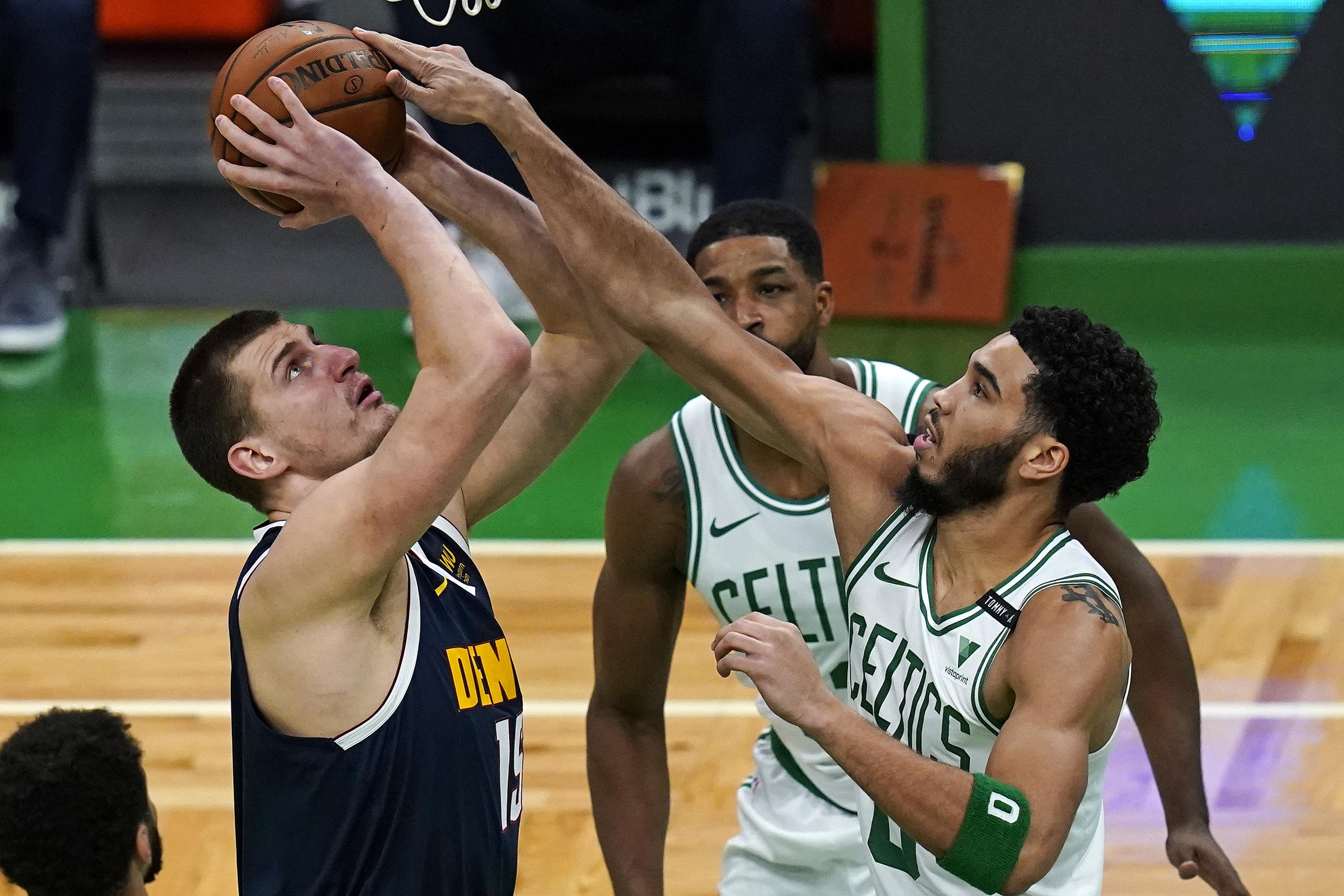 Jayson Tatum, de los Celtics, bloquea un tiro del centro Nikola Jokic.