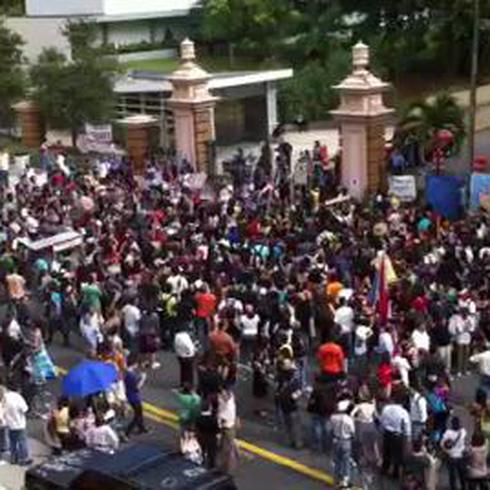 Estudiantes esperan la retirada de la Policía de los portones