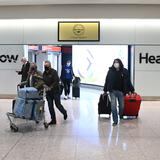 Caos en aeropuertos británicos por falta de personal y cancelación de vuelos 