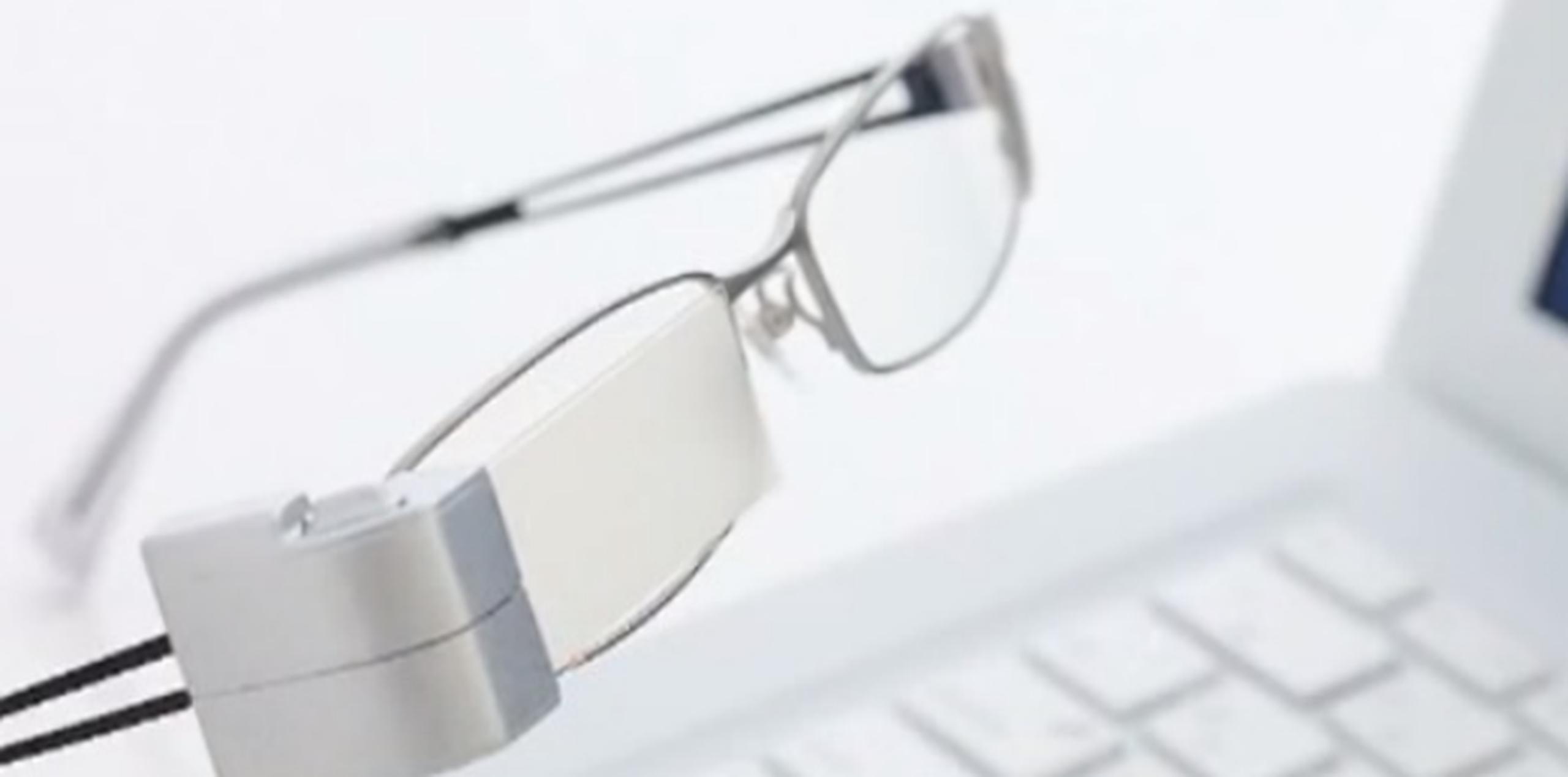 Las gafas, desarrolladas por la compañía Masunaga Optical, llevan una batería en la patilla izquierda que activa el sistema y permite regular la frecuencia con la que funciona el aparato. (YouTube)