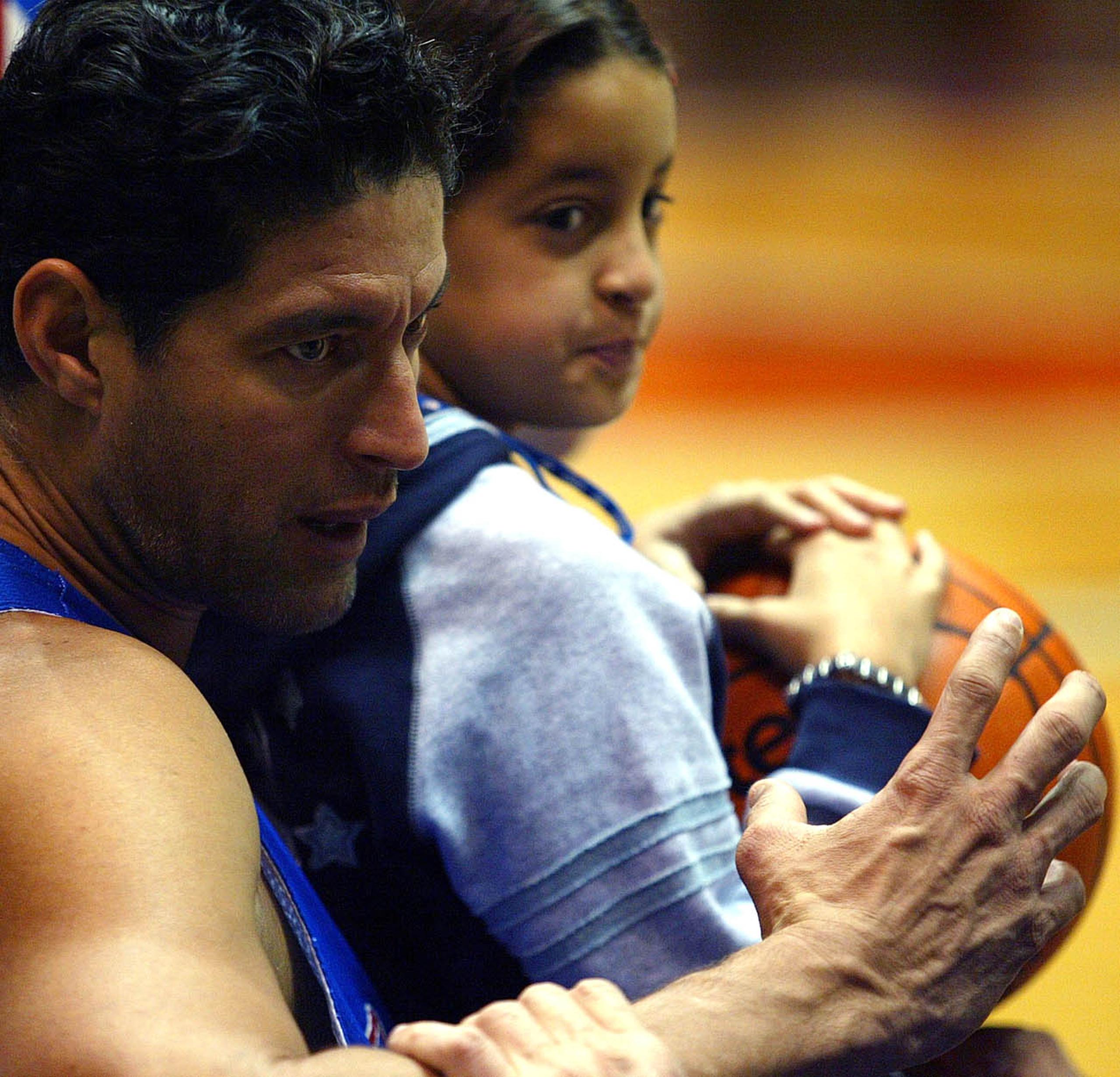 Neira Ortiz aquí también aparece en los brazos de su padre durante la acción del Mundial Indianápolis 2002, en Indiana, Estados Unidos.