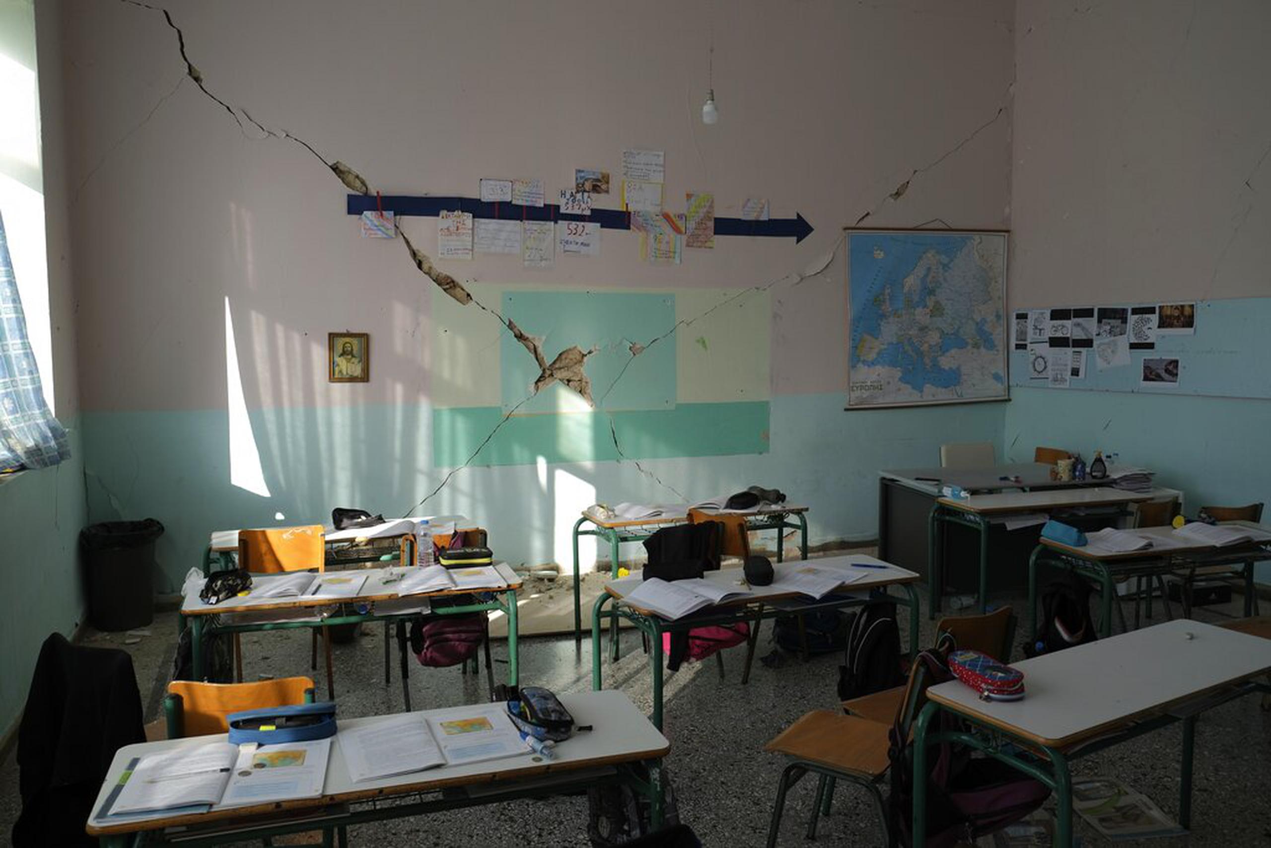 Un salón escolar dañado en Creta por los sismos el 28 de septiembre de 2021.