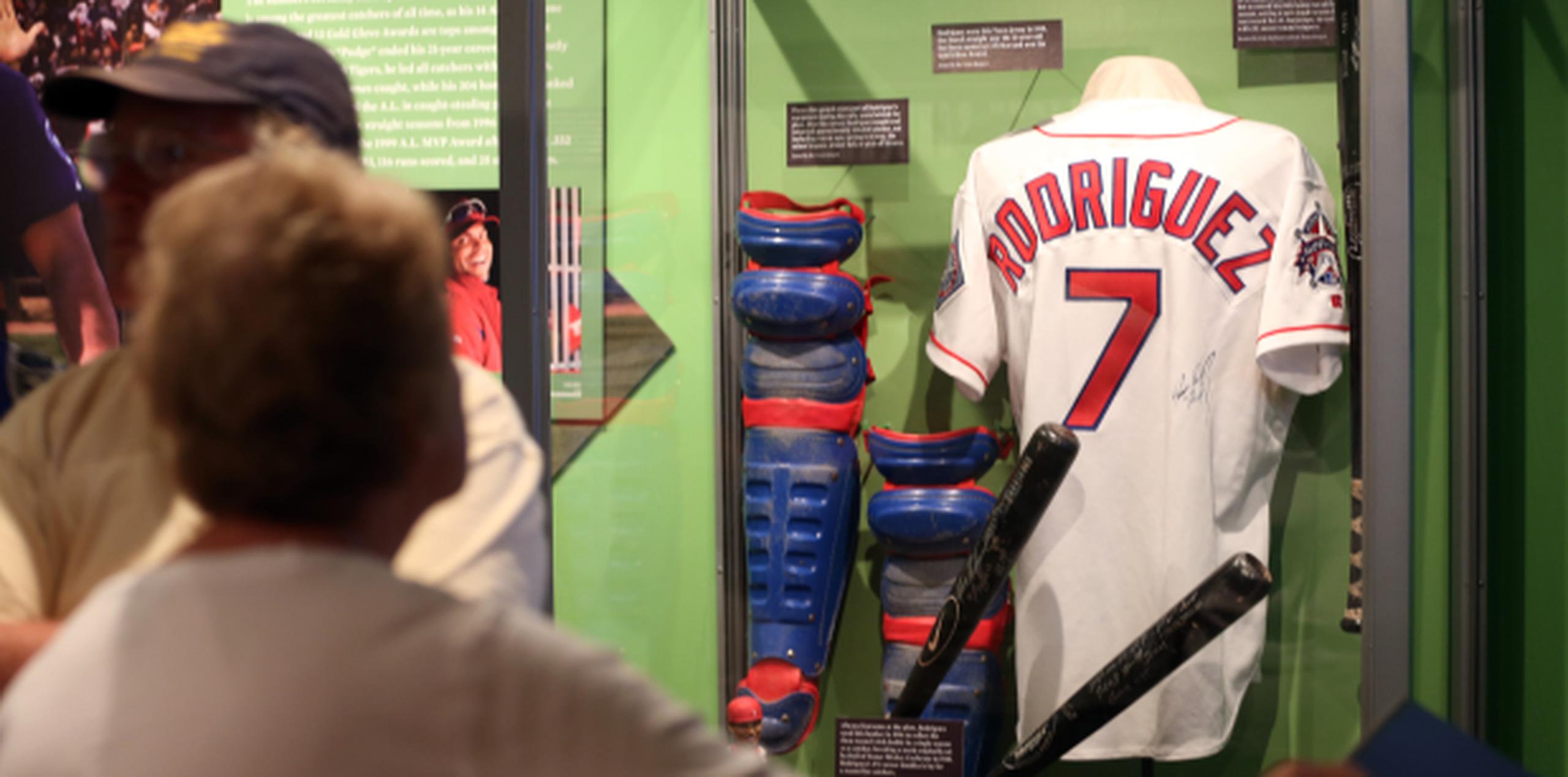 El Museo Nacional del Béisbol en Cooperstown ya exhibe piezas de Iván Rodríguez. En la foto se ven uno de sus uniformes de Texas, sus aperos, una trocha y un par de bates. (juan.martinez@gfrmedia.com)
