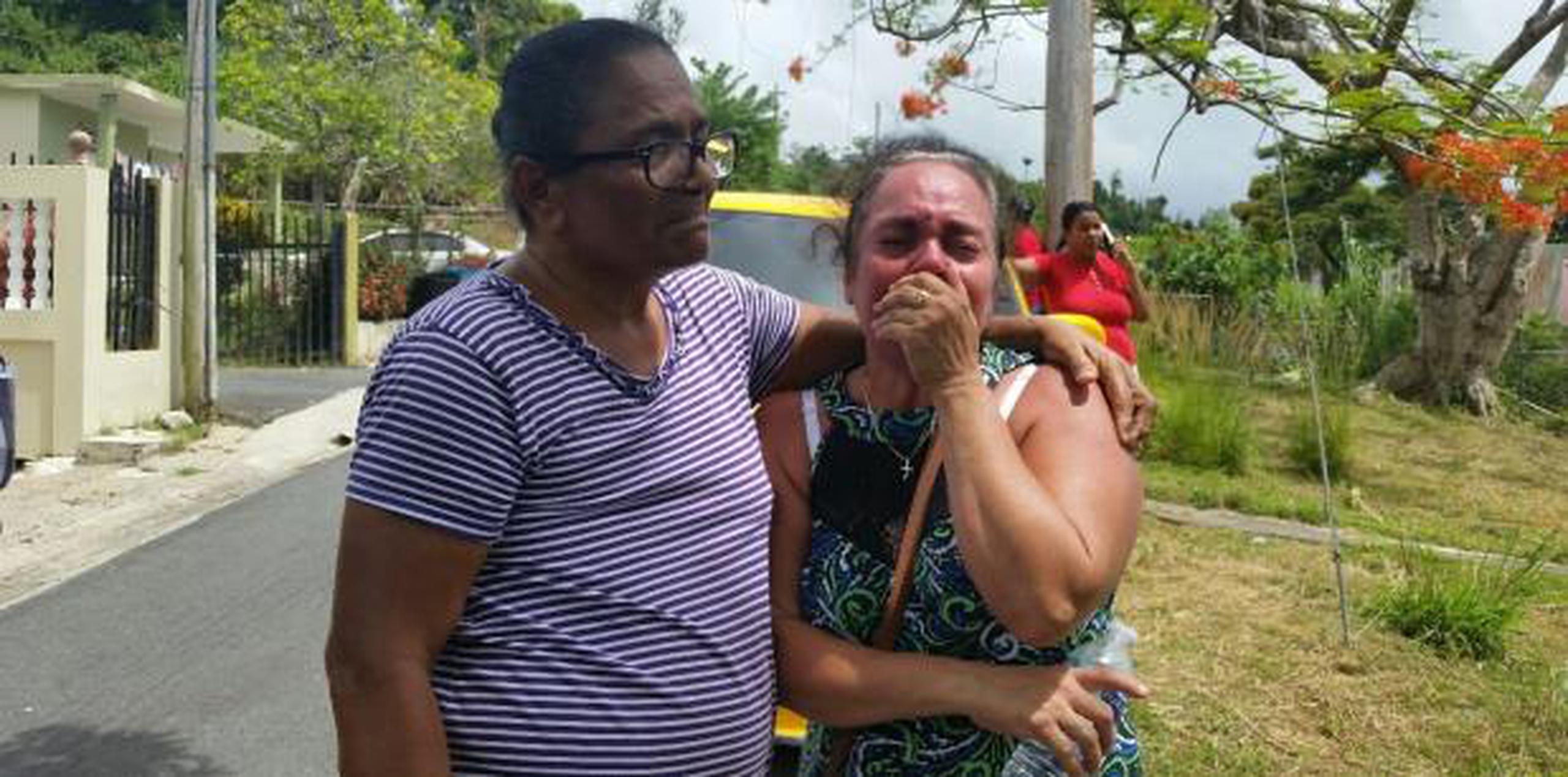Marisol García Cuevas, abuela materna del menor de los niños, llora desconsolada.