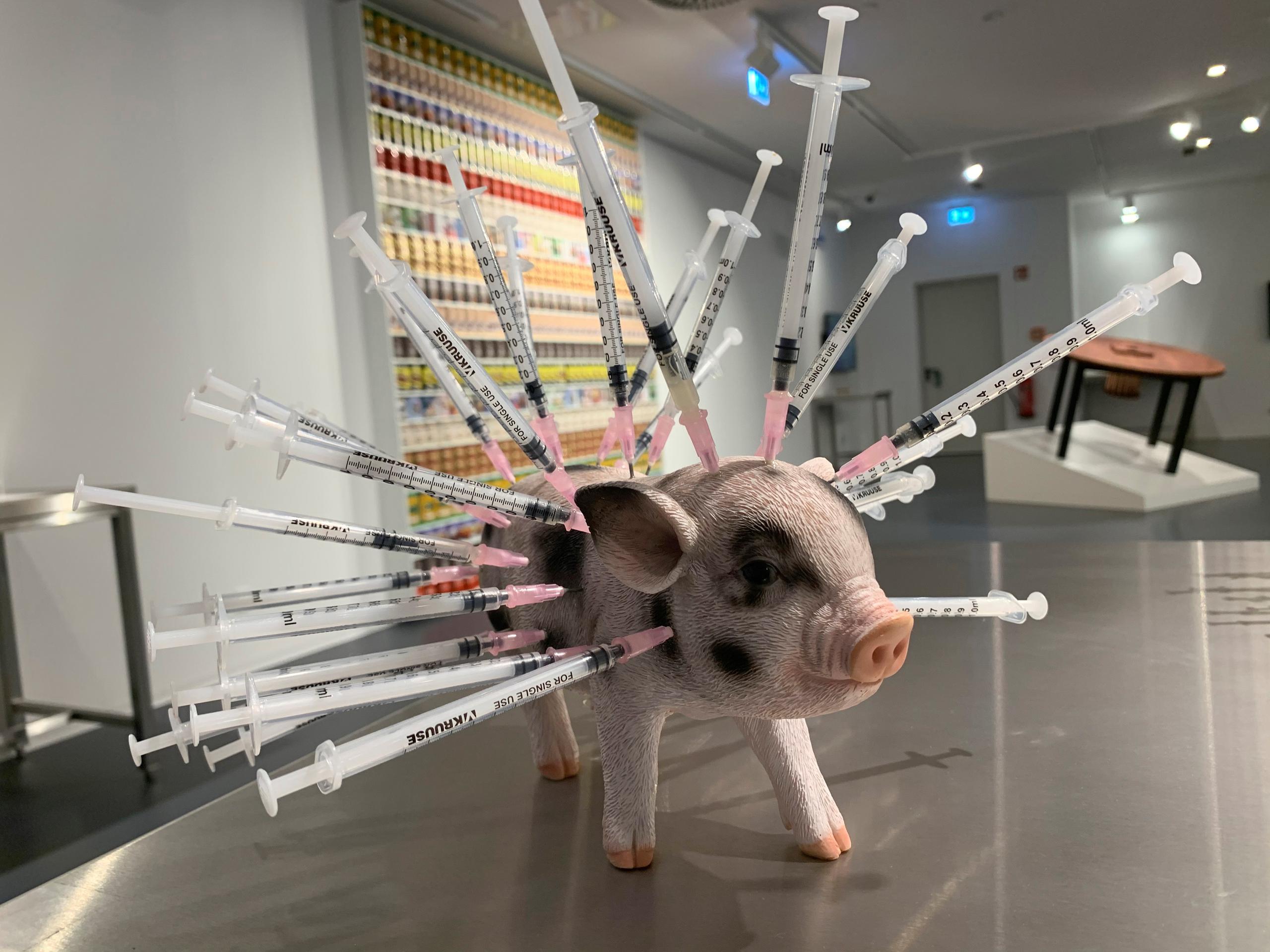 Escultura que denuncia como son tratados los cerdos en la cadena de comida expuesta en el Disgusting Food Museum, en Berlín.