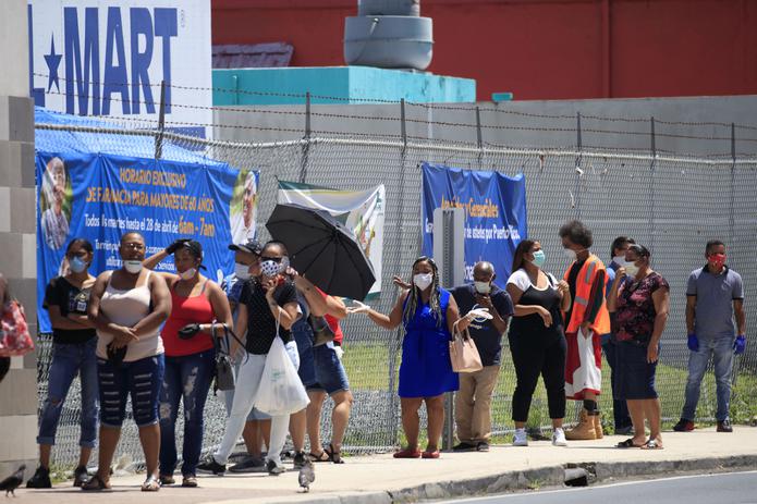 Vista de personas haciendo fila para entrar a una megatienda en Santurce el 13 de abril de 2020.