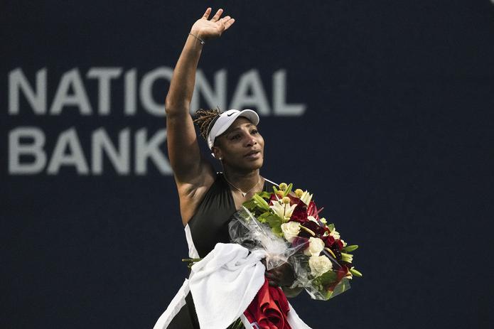 Serena Williams sale de la cancha con flores y saludando a los fanáticos después de su derrota ante Belinda Bencic.