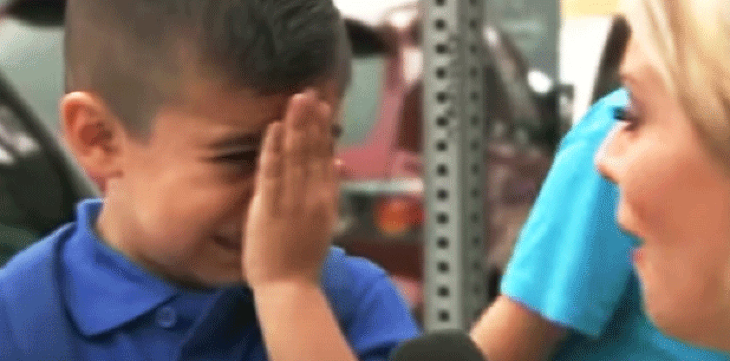 Cuando Friel  le preguntó al niño si extrañaba a su mamá, el menor, que contestó que no, de pronto, se pone sus manitas en las caras y comienza a llorar sin consuelo. (YouTube)