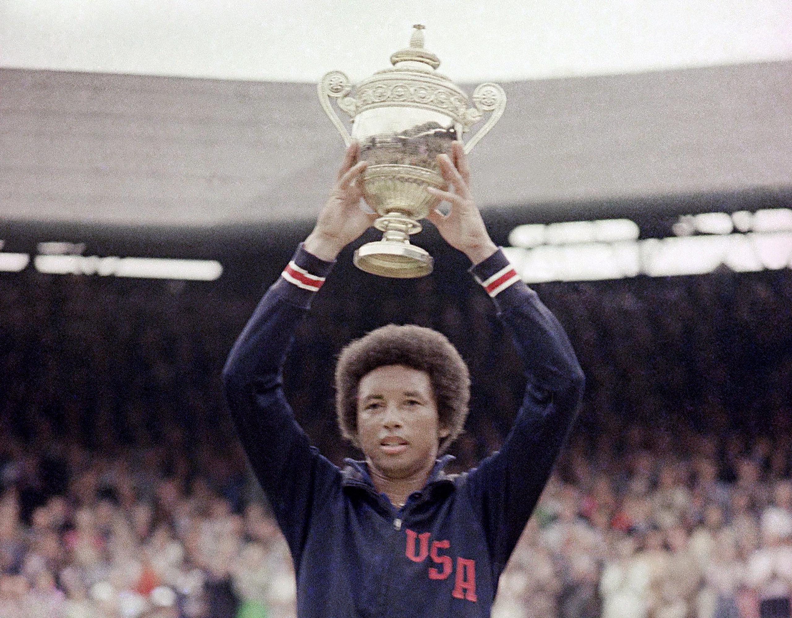 Arthur Ashe venció a Jimmy Connors en la final en Wimbledon de 1975.