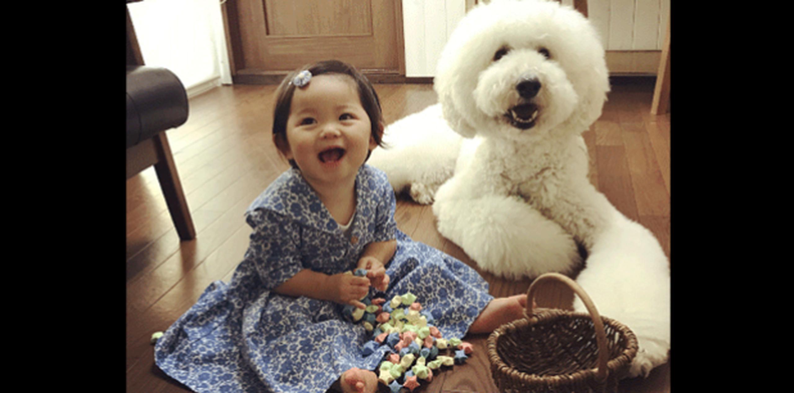 La niña y el perro comparten muchos momentos del día juntos. (Instagram)