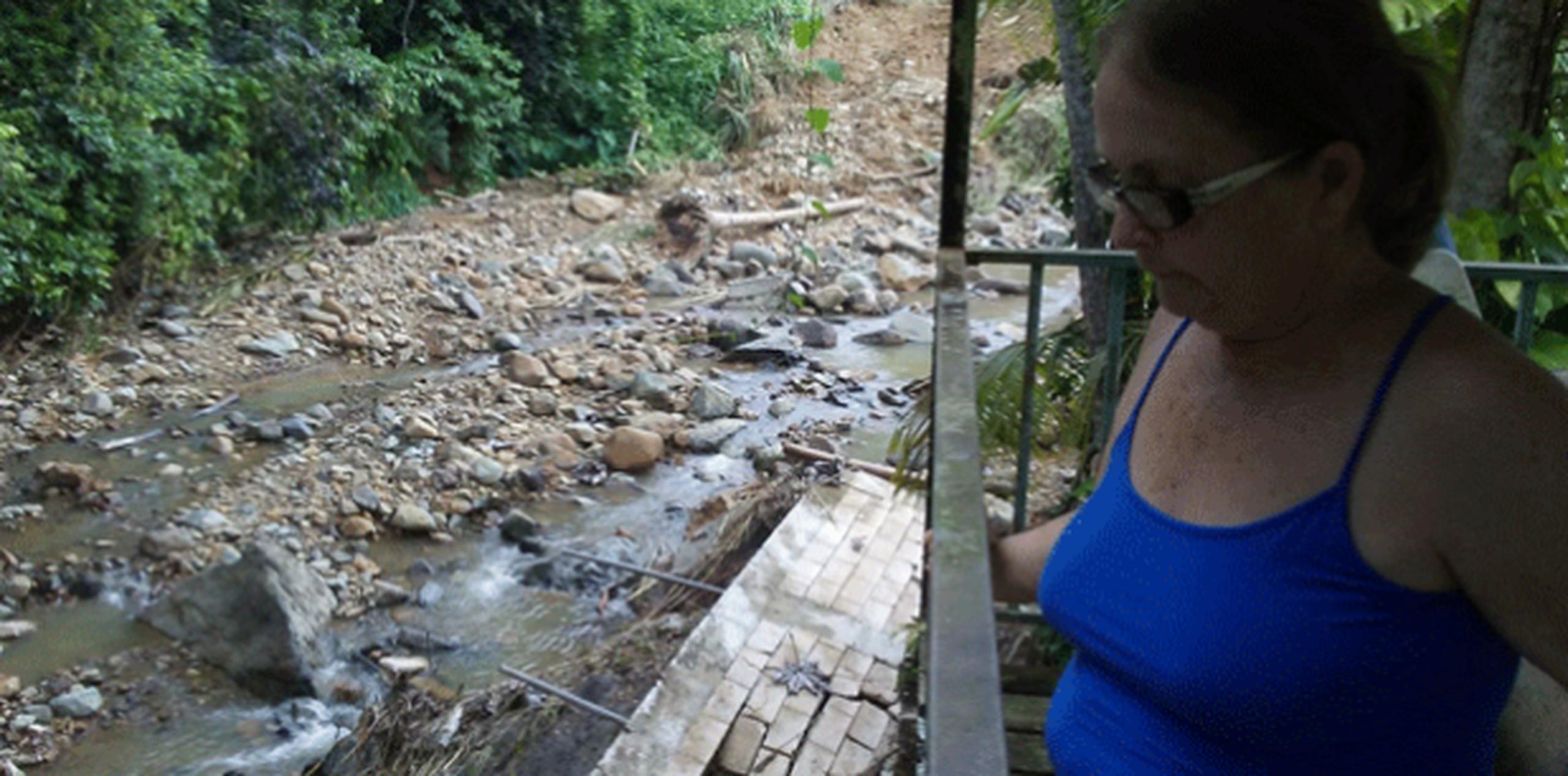 Con las recientes inundaciones, el muro de la casa Lucy Hernández colapsó. (Suministrada)