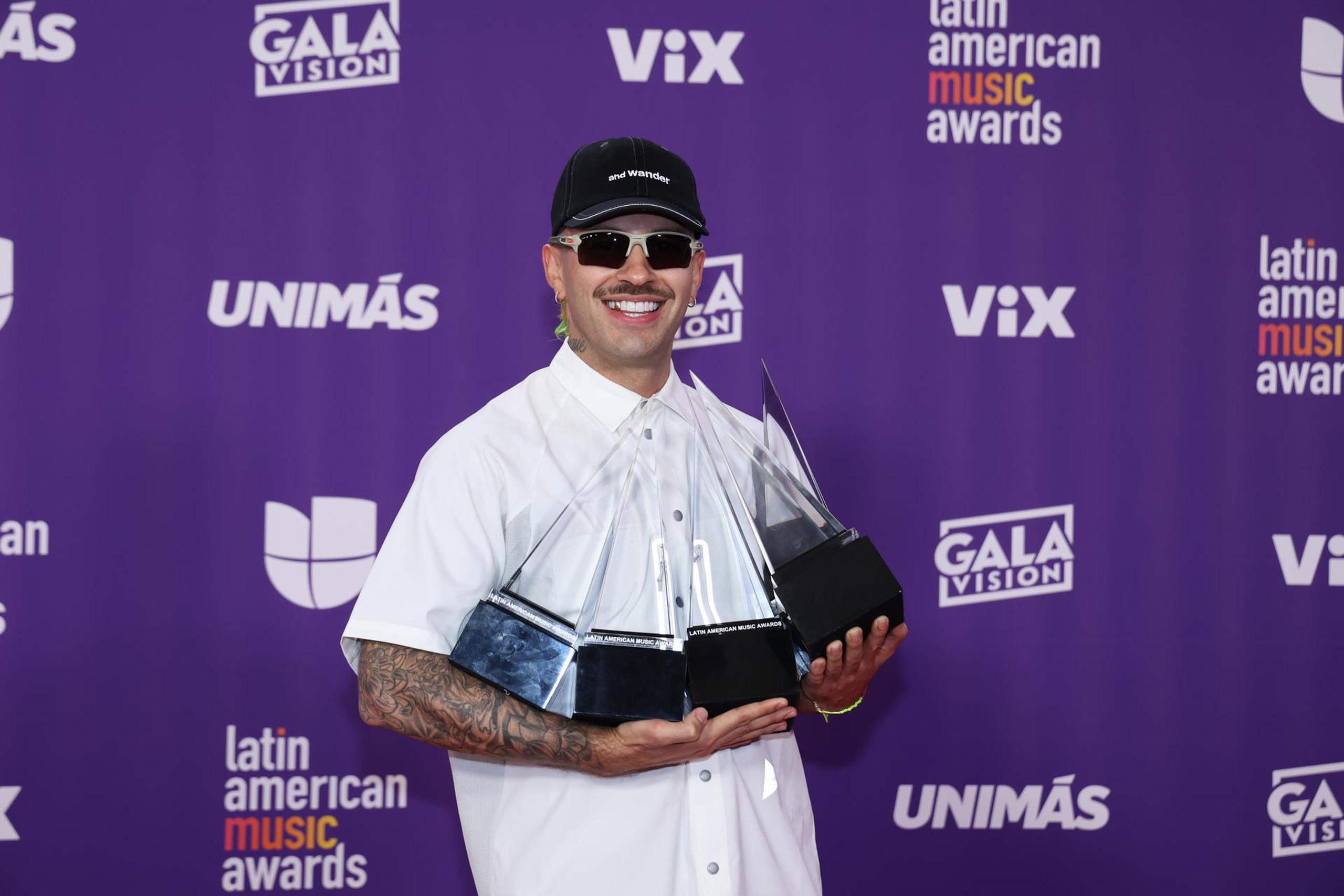 El cantante colombiano Feid posa con los premios colaboración del año, colaboración crossover del año, artista streaming del año, mejor colaboración urbana y mejor canción, durante la novena edición de los premios Latin American Music Awards en el MGM Grand Garden Arena en Las Vegas, Nevada.