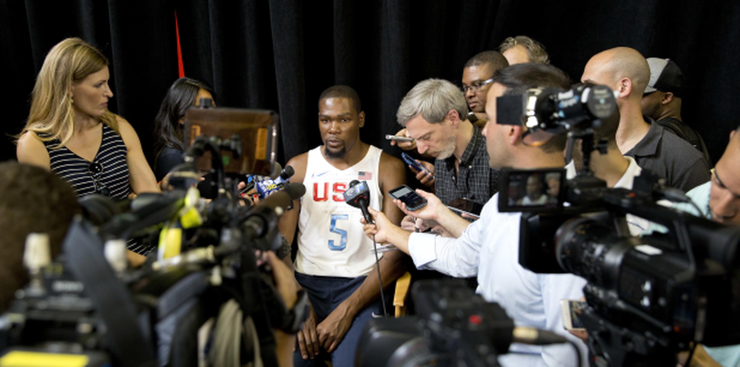 Kevin Durant en entrevistado por los medios durante la presentación del equipo de Estados Unidos en Nueva York. (Prensa Asociada)