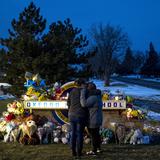 Culpable padre acusado por tiroteo que cometió su hijo en escuela de Michigan