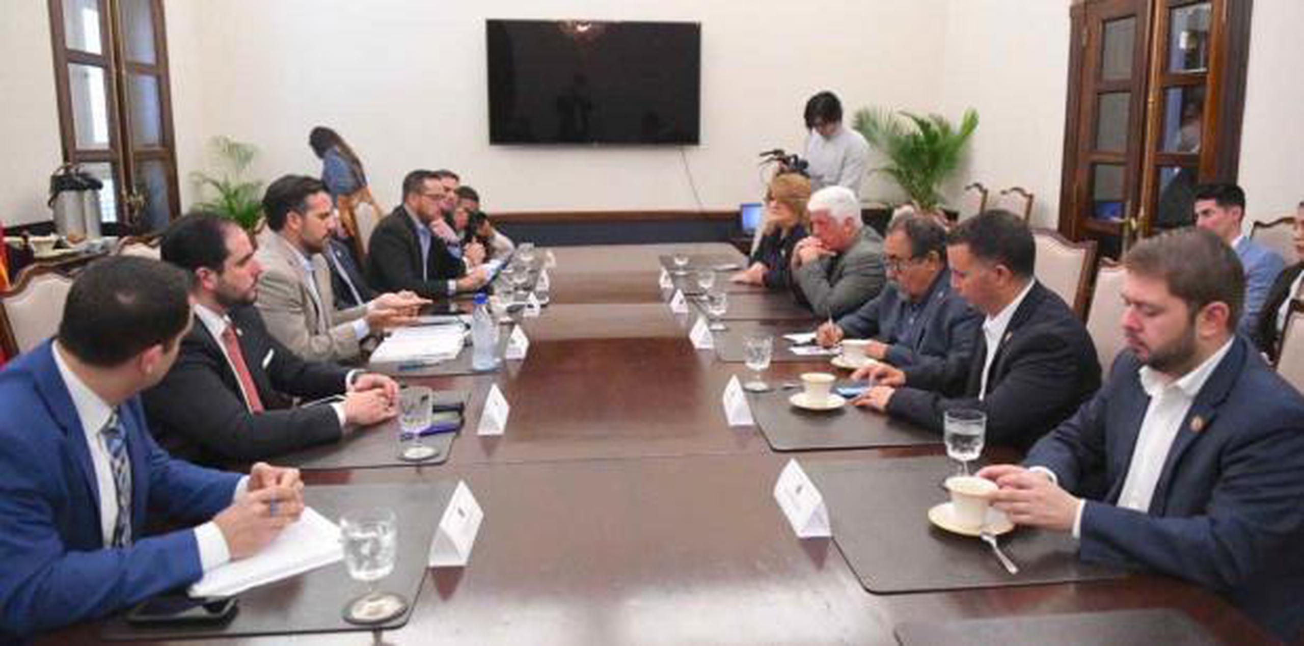 Los congresistas se reúnen con el gobernador Ricardo Rosselló Nevares y miembros de su gabinete. (Suministrada)