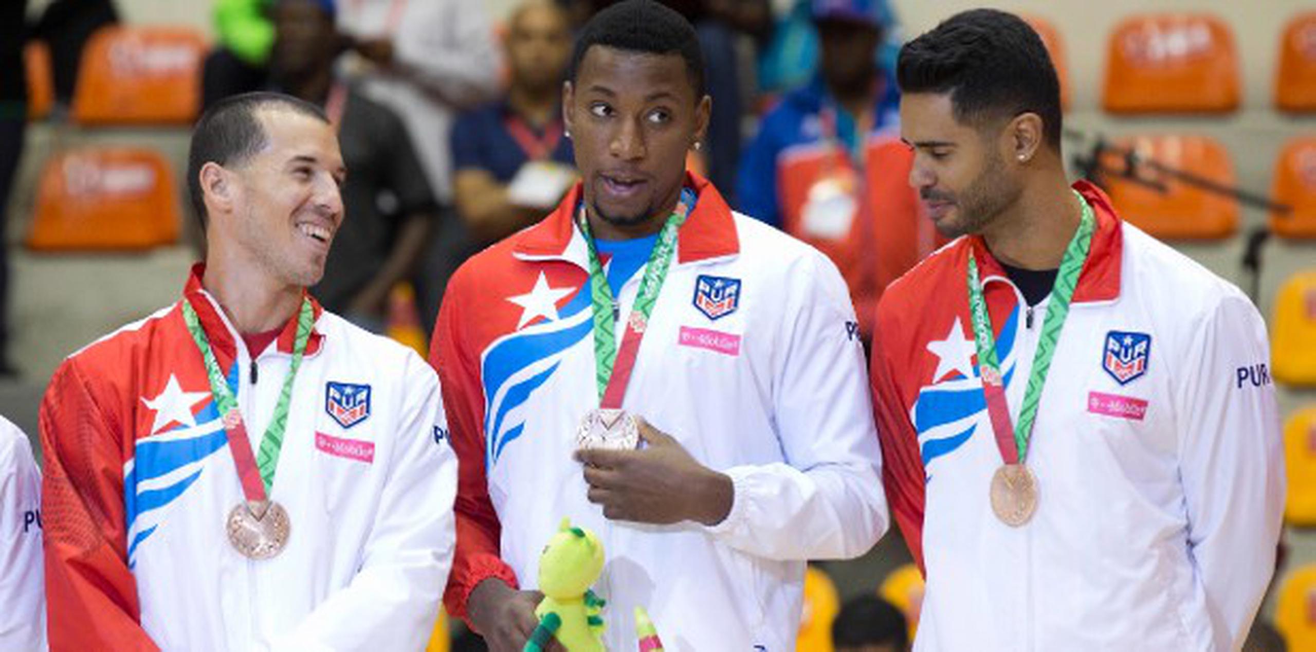 De izquierda a derecha, Carlos Rivera, Alex Franklin y Miguel Alí Berdiel conversan luego de recibir la medalla de bronce en el baloncesto masculino. (Enviado especial / tonito.zayas@gfrmedia.com)
