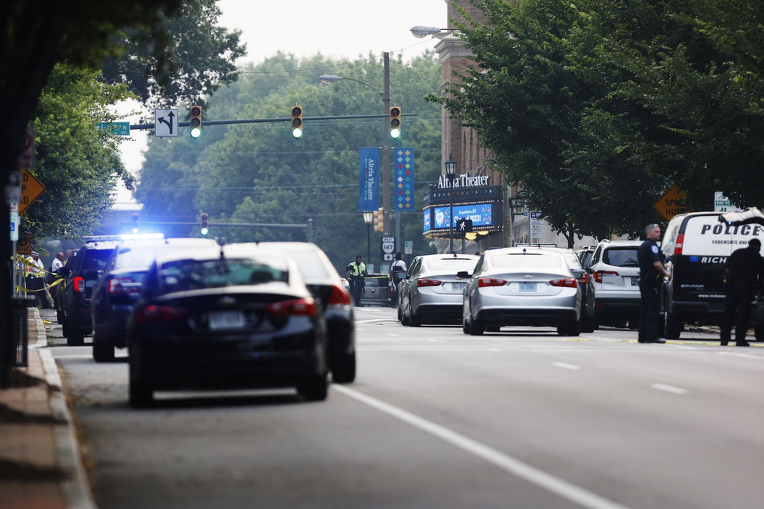 Vehículos y policías llegan al teatro Altria, lugar del tiroteo durante la graduación de la Escuela Secundaria Huguenot, el 6 de junio de 2023 en Richmond, Virginia.