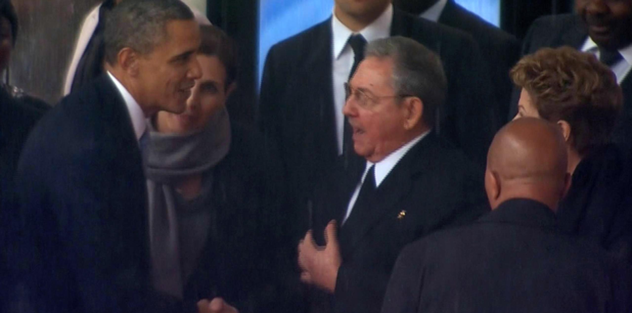 El saludo entre los líderes de dos enemigos de la Guerra Fría ocurrió durante una ceremonia centrada en el legado de reconciliación de Mandela.  (AP)