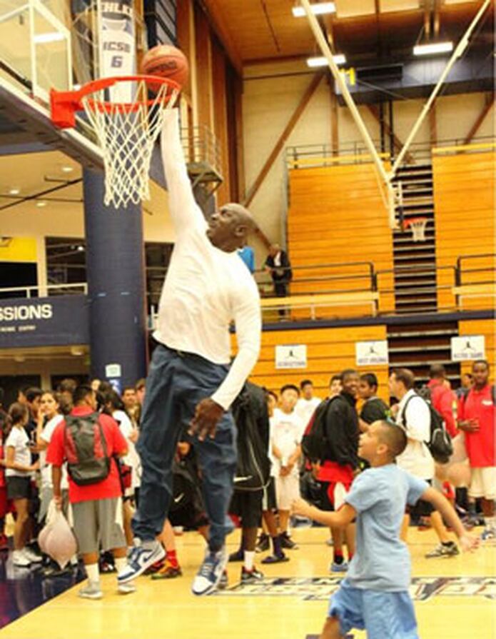 Michael Jordan tiene 50 años y sigue donqueando VÍDEO Primera Hora