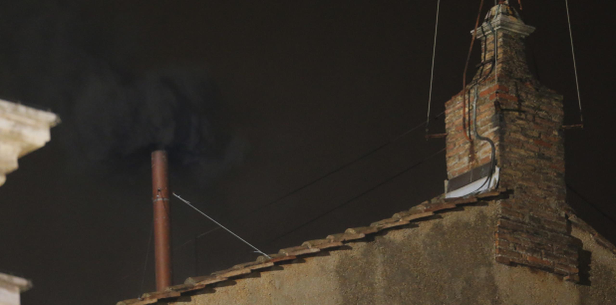El humo negro, muy denso, salió por la chimenea durante un buen rato, para que no quedasen dudas de que era de ese color. (AP/Dmitry Lovetsky)