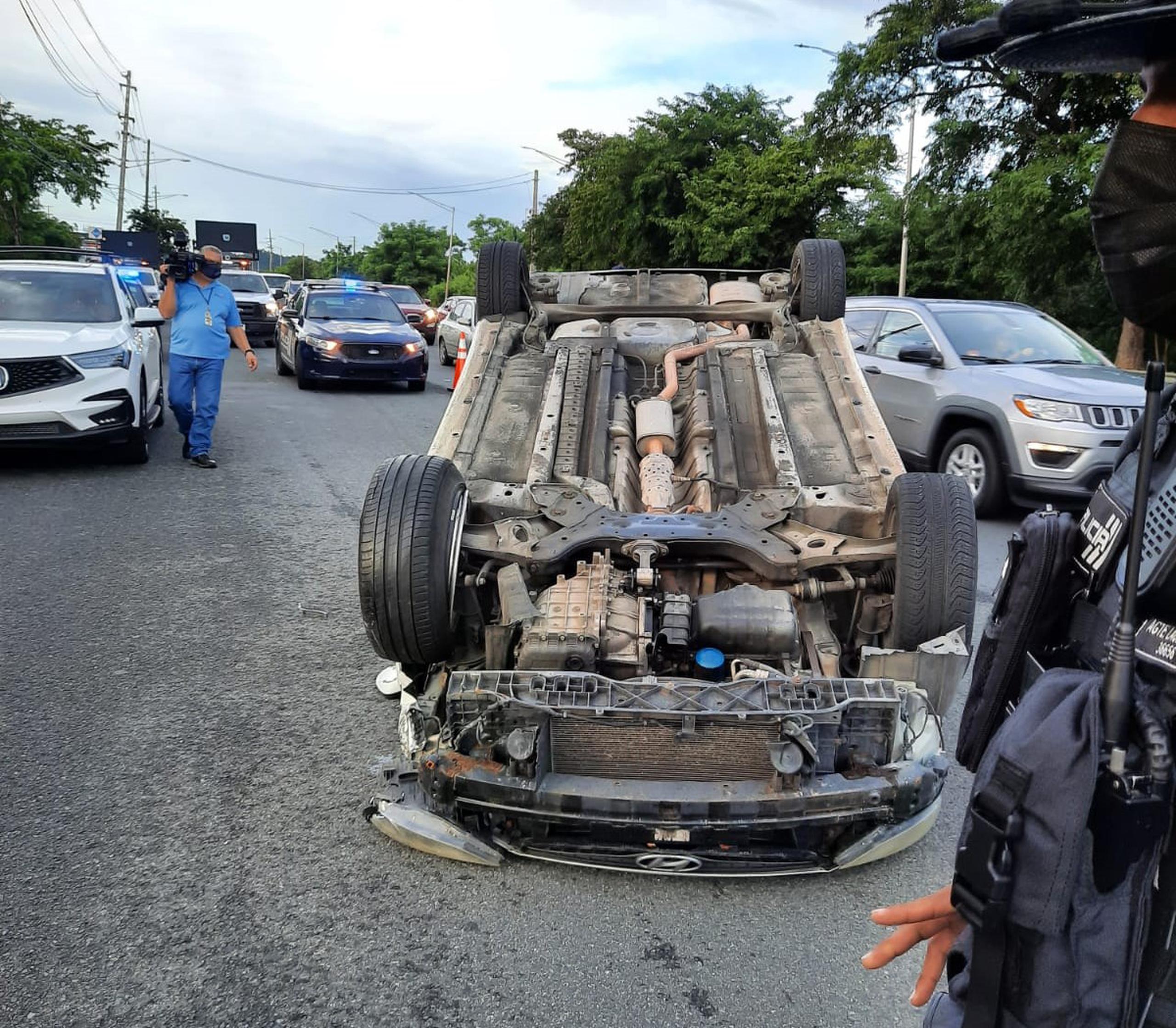 El carro volcado figura como hurtado mediante “carjacking” el pasado 22 de octubre en el barrio Mameyal de Dorado.