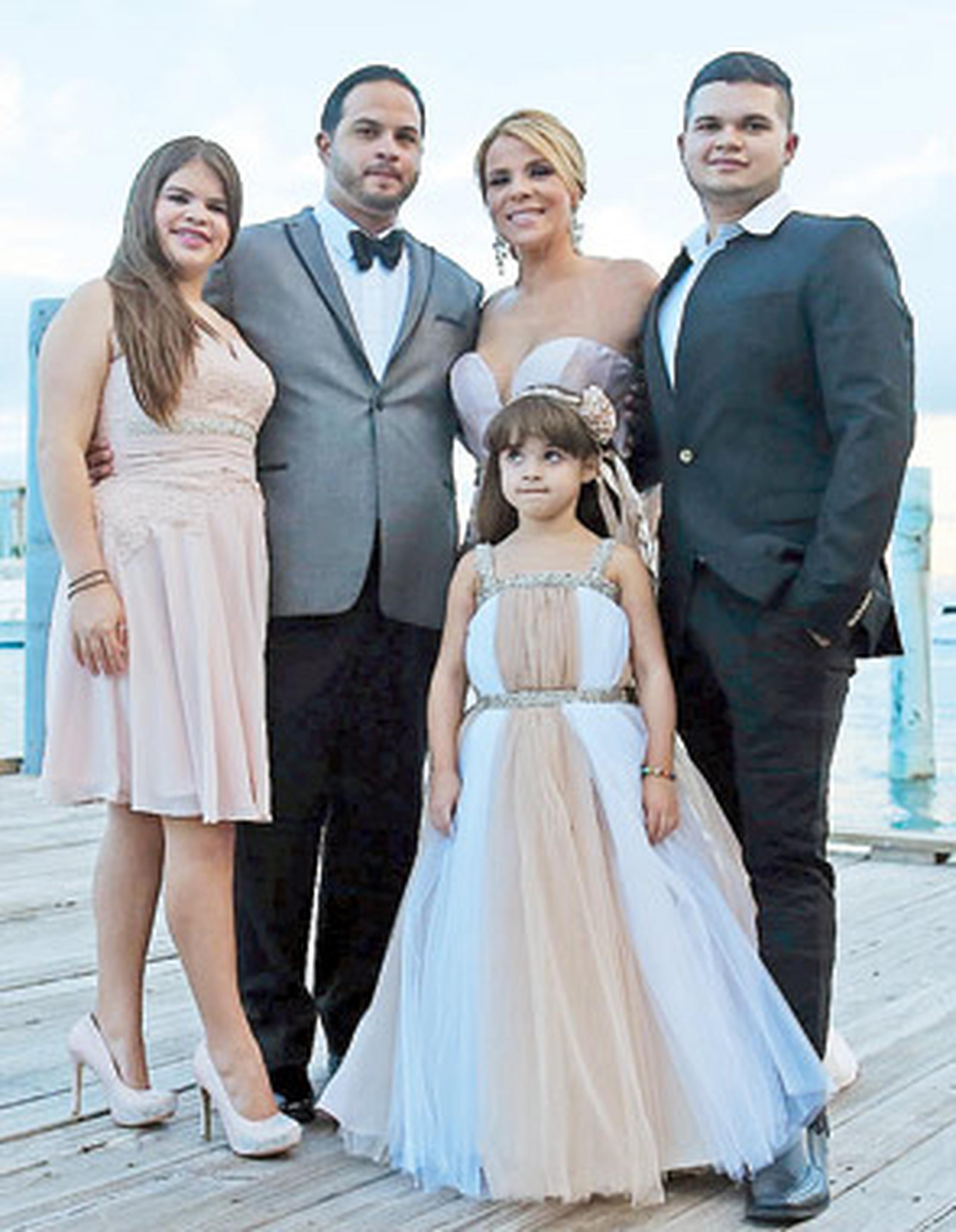 La pareja celebró su renovación de votos junto a sus hijas, Valeria y Valentina, y Etiene Rivera, hijo de Iván. (david.villafane@gfrmedia.com)