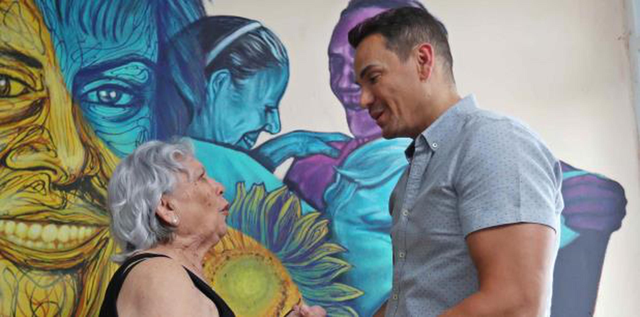 Visita de Víctor Manuelle a Juana Betances, paciente de Alzheimer, como iniciativa de su fundación. (Juan Luis Martínez Pérez / juan.martinez@gfrmedia.com)