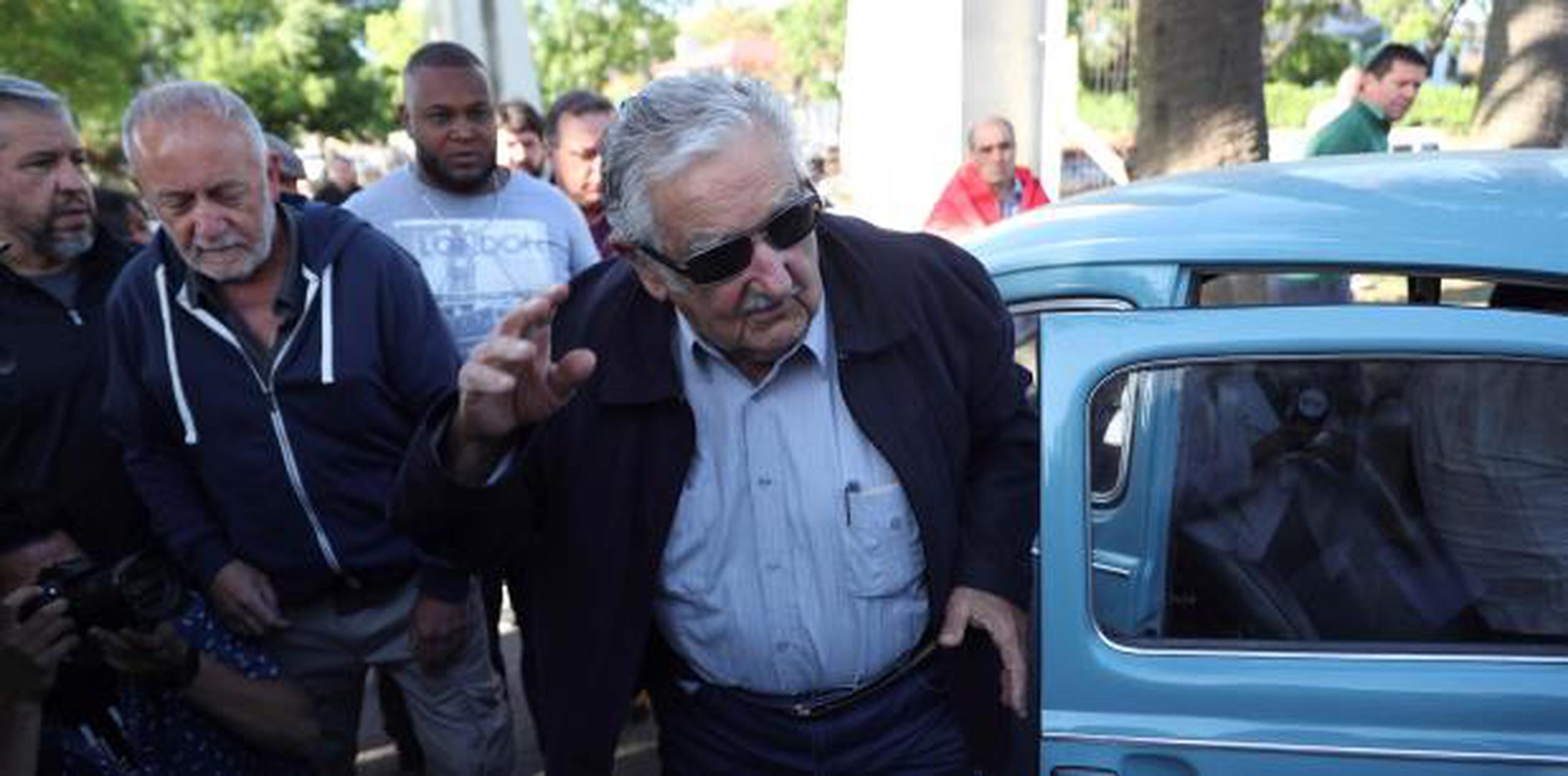 El expresidente José Mujica llega a votar en un tradicional volkswaggen azul. (EFE)