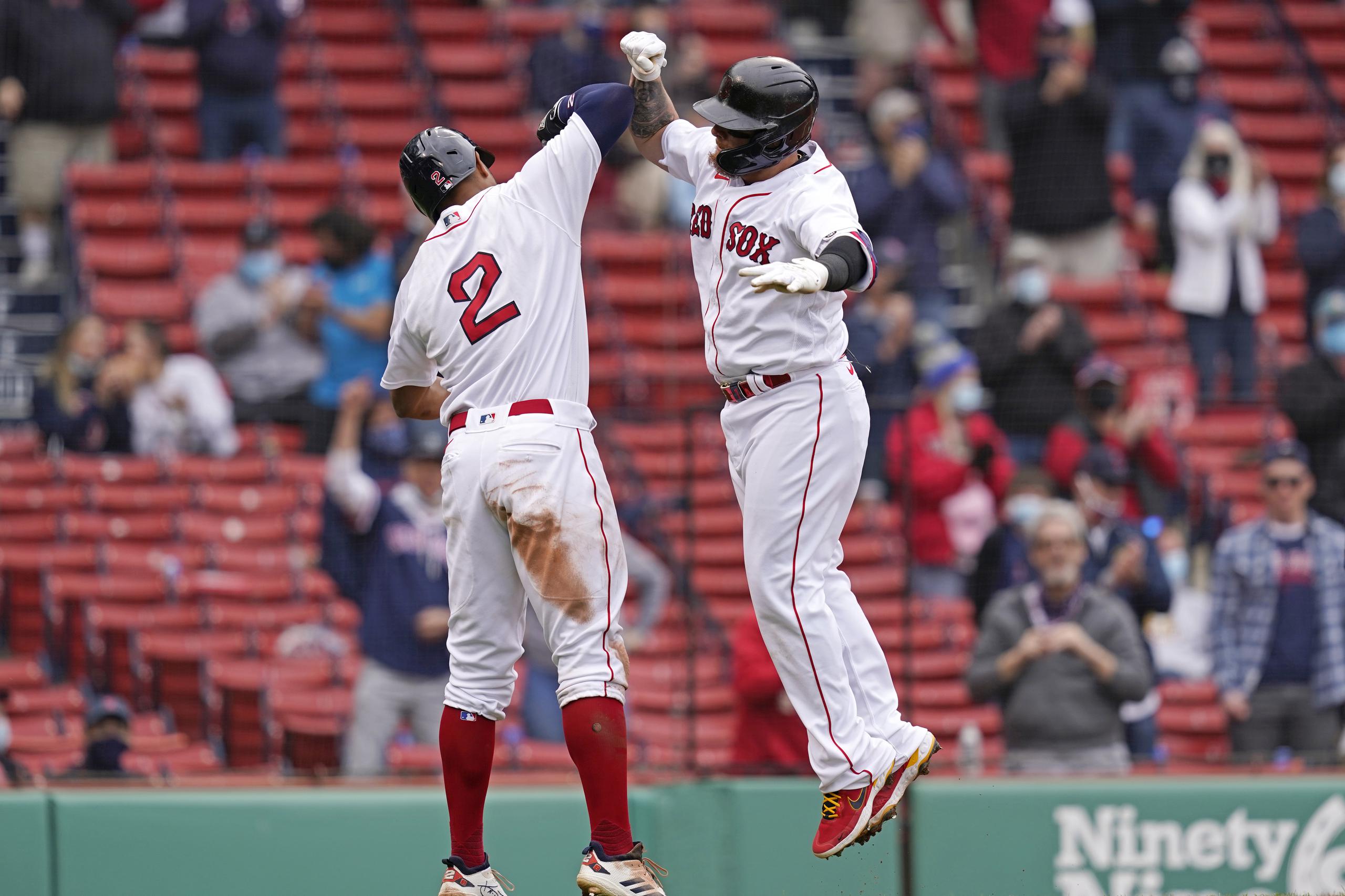 Christian Vazquez de los Red Sox de Boston celebra su cuadrangular de dos carreras con su compañero Xander Bogaerts en la cuarta entrada del juego ante los Rays de Tampa Bay.