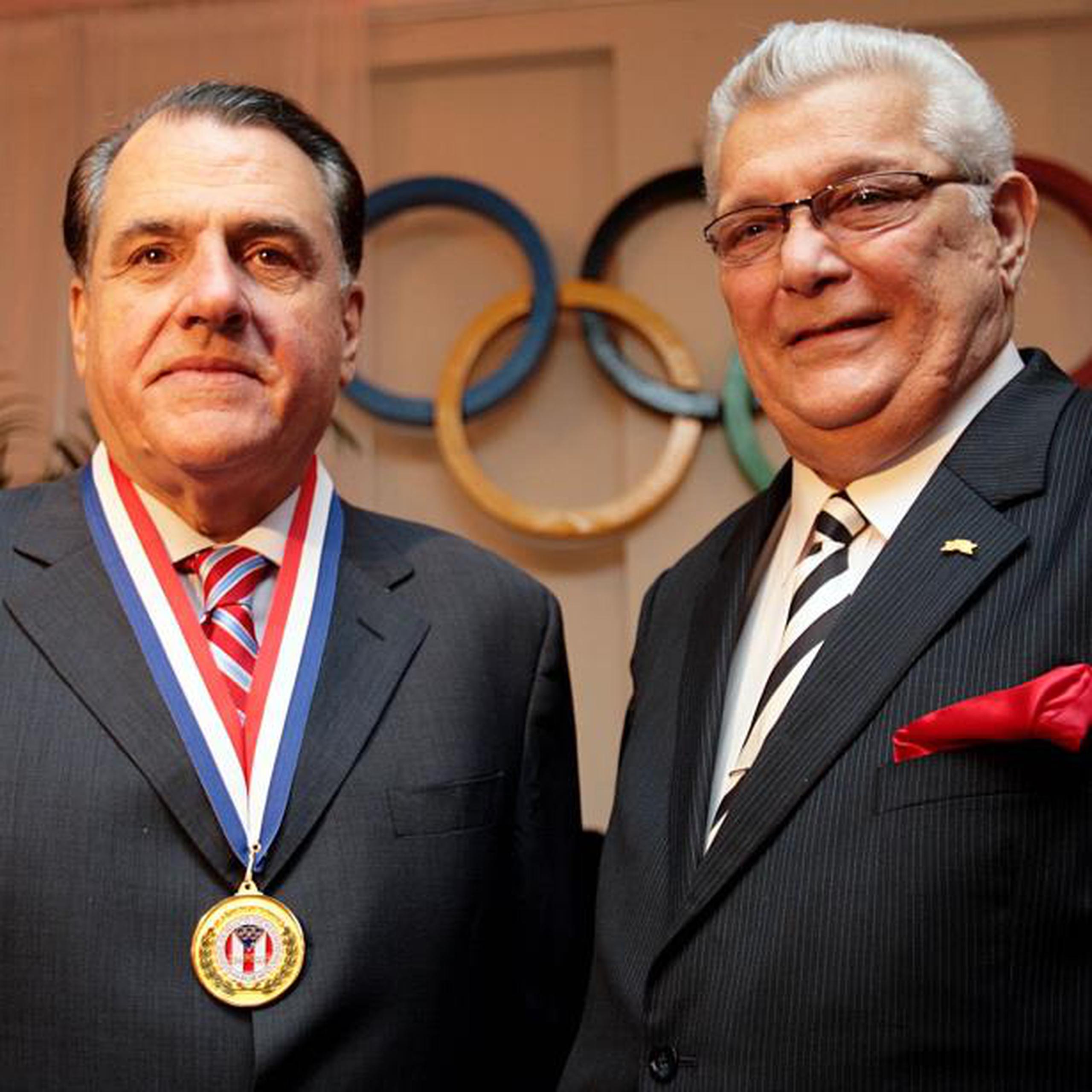 Hernández Colón recibe en el 2008 un reconocimiento del expresidente del COPUR, Héctor Cardona, por el 60 aniversario del movimiento olímpico puertorriqueño. (archivo)