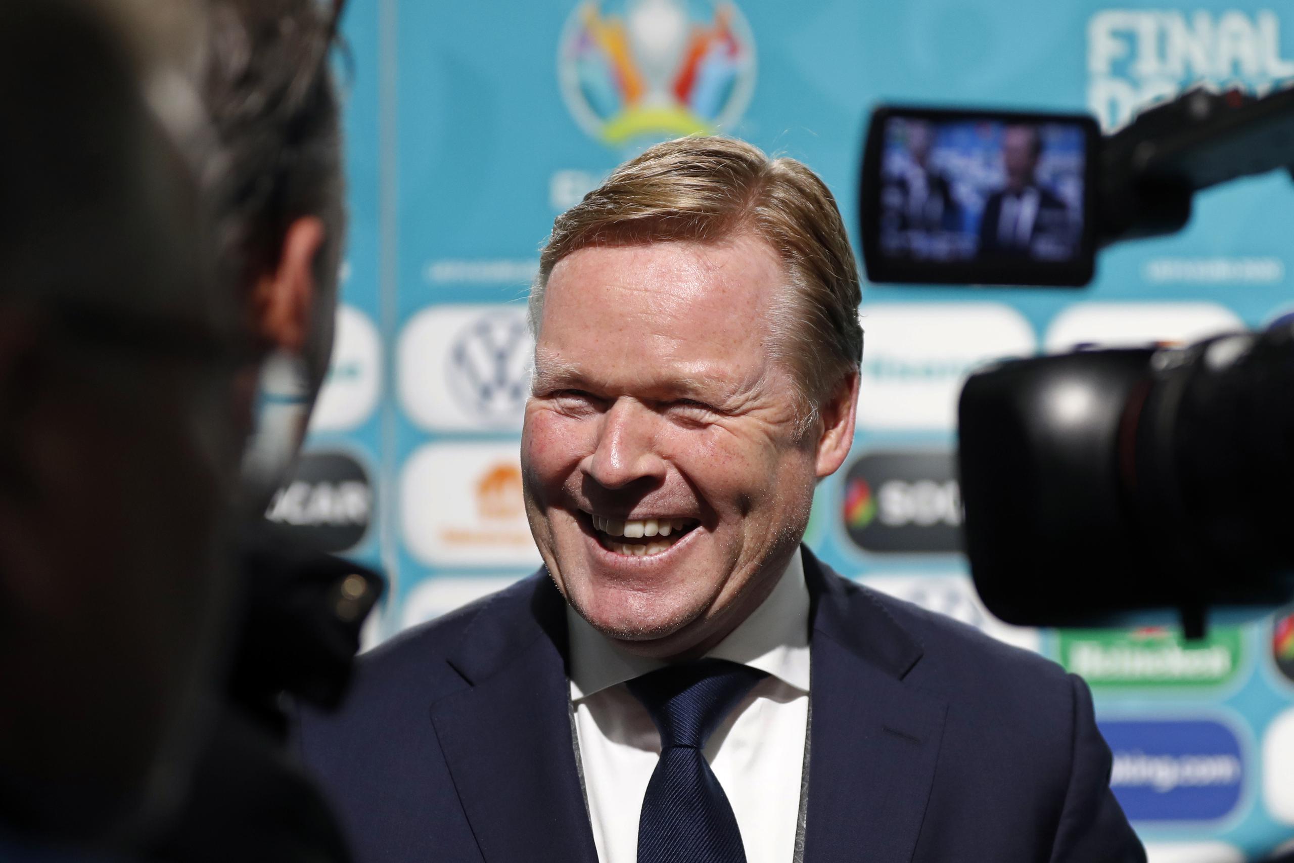 En esta imagen de archivo, tomada el 30 de noviembre de 2019, el entrenador Ronald Koeman sonríe a periodistas tras el sorteo de los emparejamientos para la Eurocopa 2020, en Bucarest, Rumanía. Koeman fue anunciado como nuevo técnico de Barcelona el miércoles.