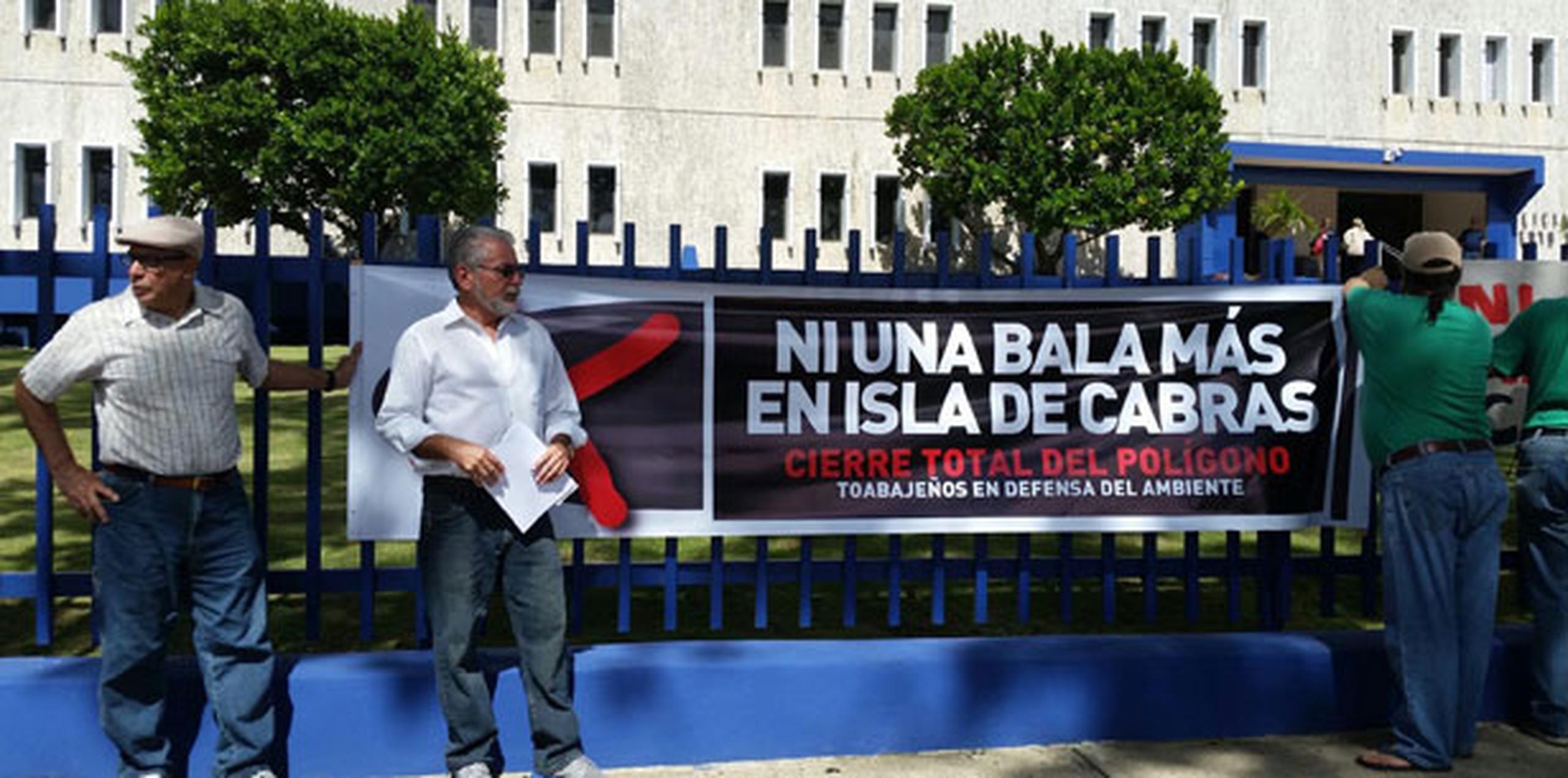 El portavoz de la agrupación, Juan Camacho, hizo la advertencia frente al Cuartel General de la Policía, en Hato Rey. (Suministrada)