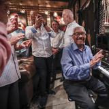 Rafael Ithier impresiona al tocar el piano a sus 95 años