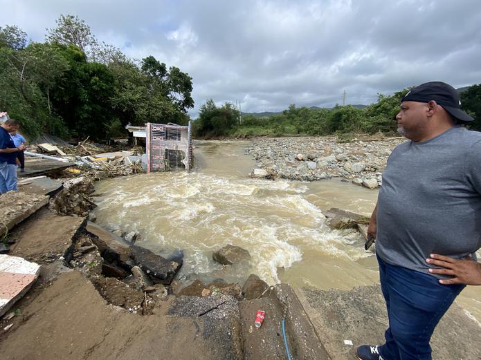 El alcalde de Guayama, O'brain Vázquez Molina, visita la comunidad Guamaní, donde cinco casas y un carro fueron arrastradas por el río.