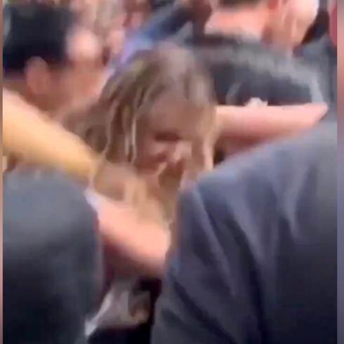 Un fan trata de besar a Miley Cyrus y le agarra el cuello