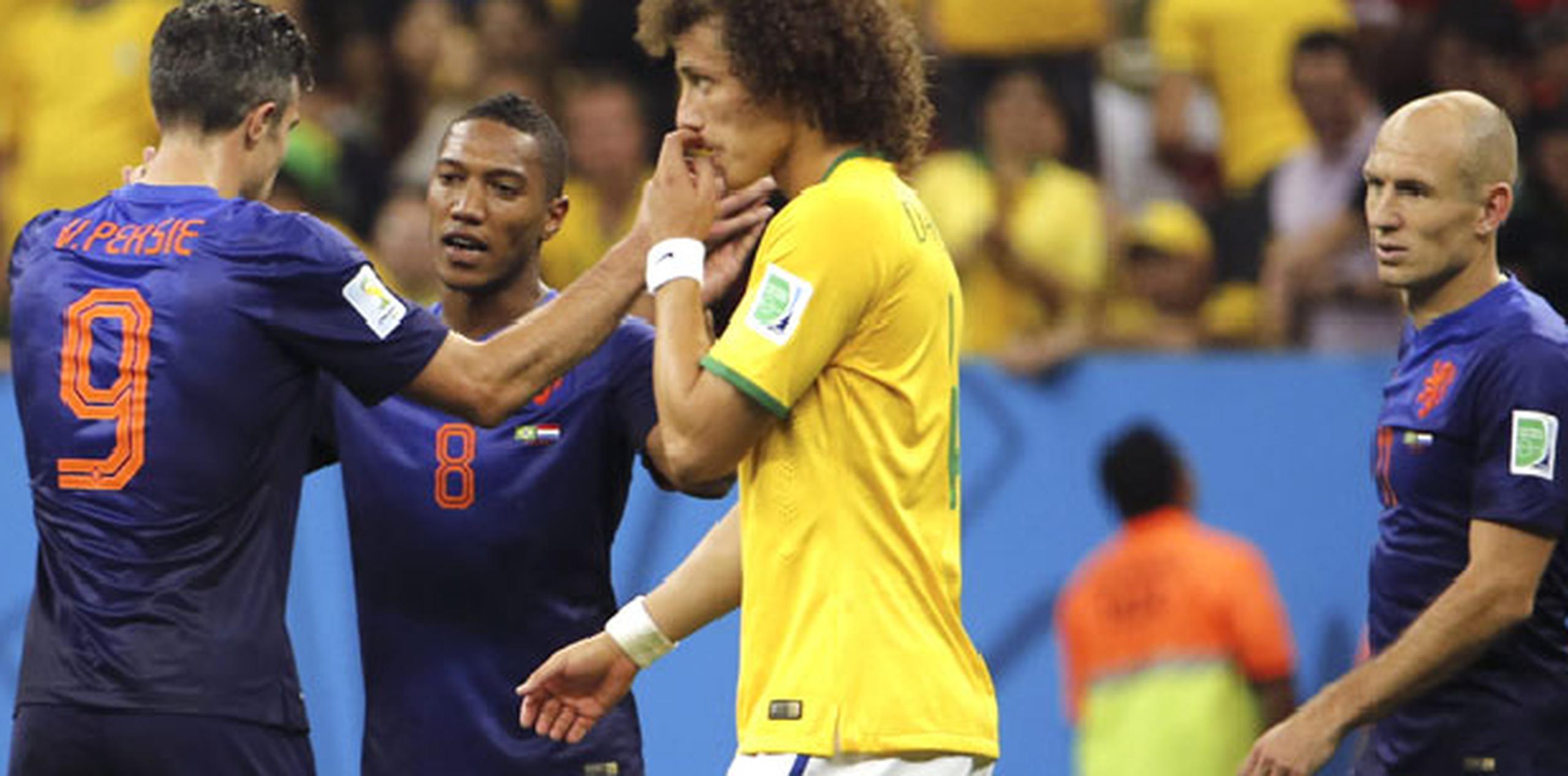 Los jugadores holandeses celebran la victoria sobre la selección brasileña al término del partido Brasil-Holanda, por el tercer y cuarto puesto del Mundial de Fútbol de Brasil 2014. (EFE)