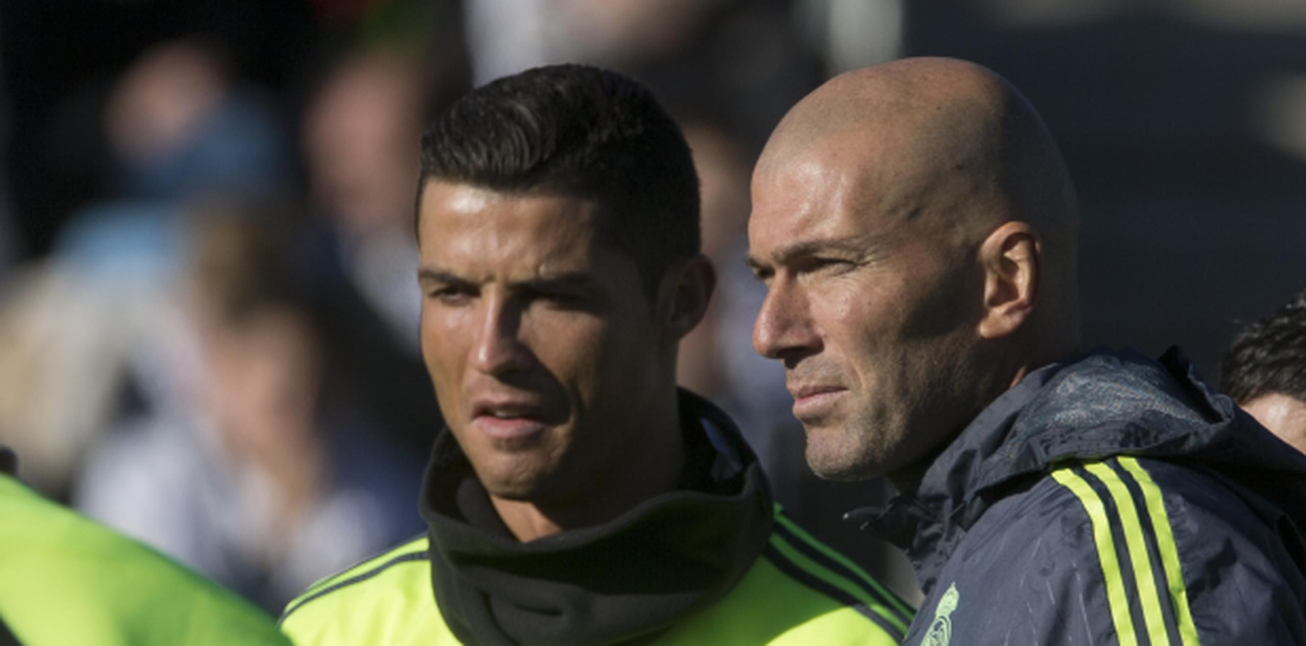 Ronaldo conversa con su entrenador y exdestacado futbolista Zidane. (AP)