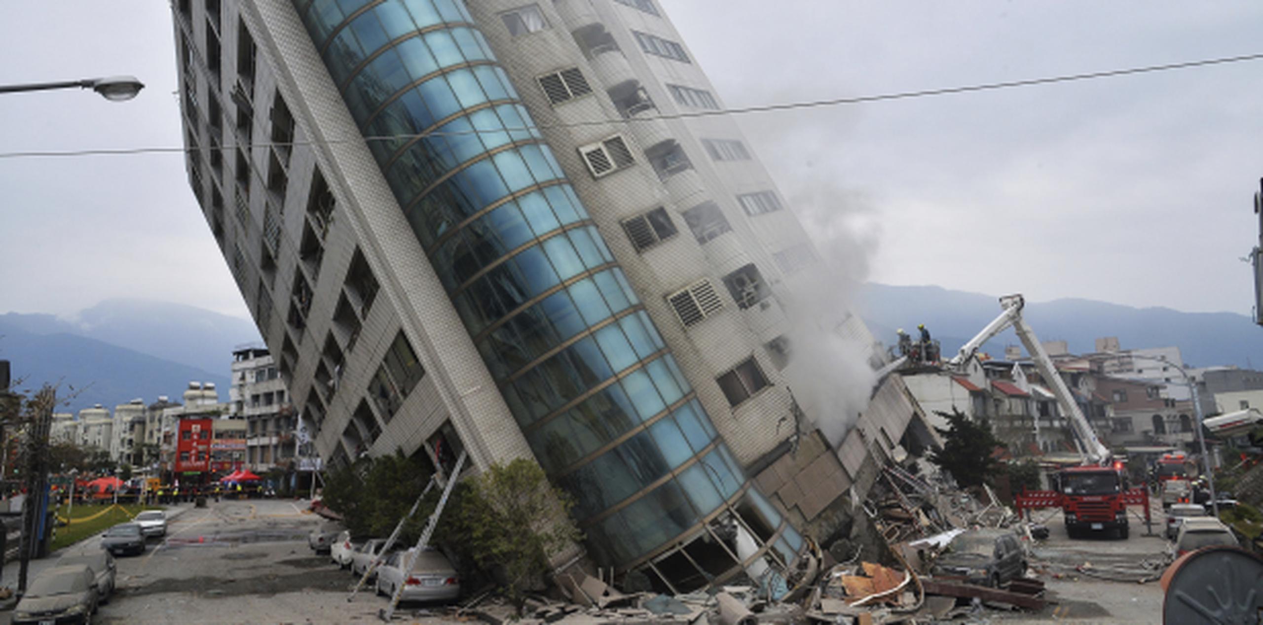 El terremoto hizo que al menos cuatro edificios quedasen inclinados de forma peligrosa. (AP)