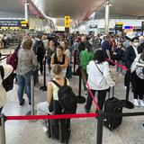Aeropuerto de Londres establece límite de pasajeros diarios