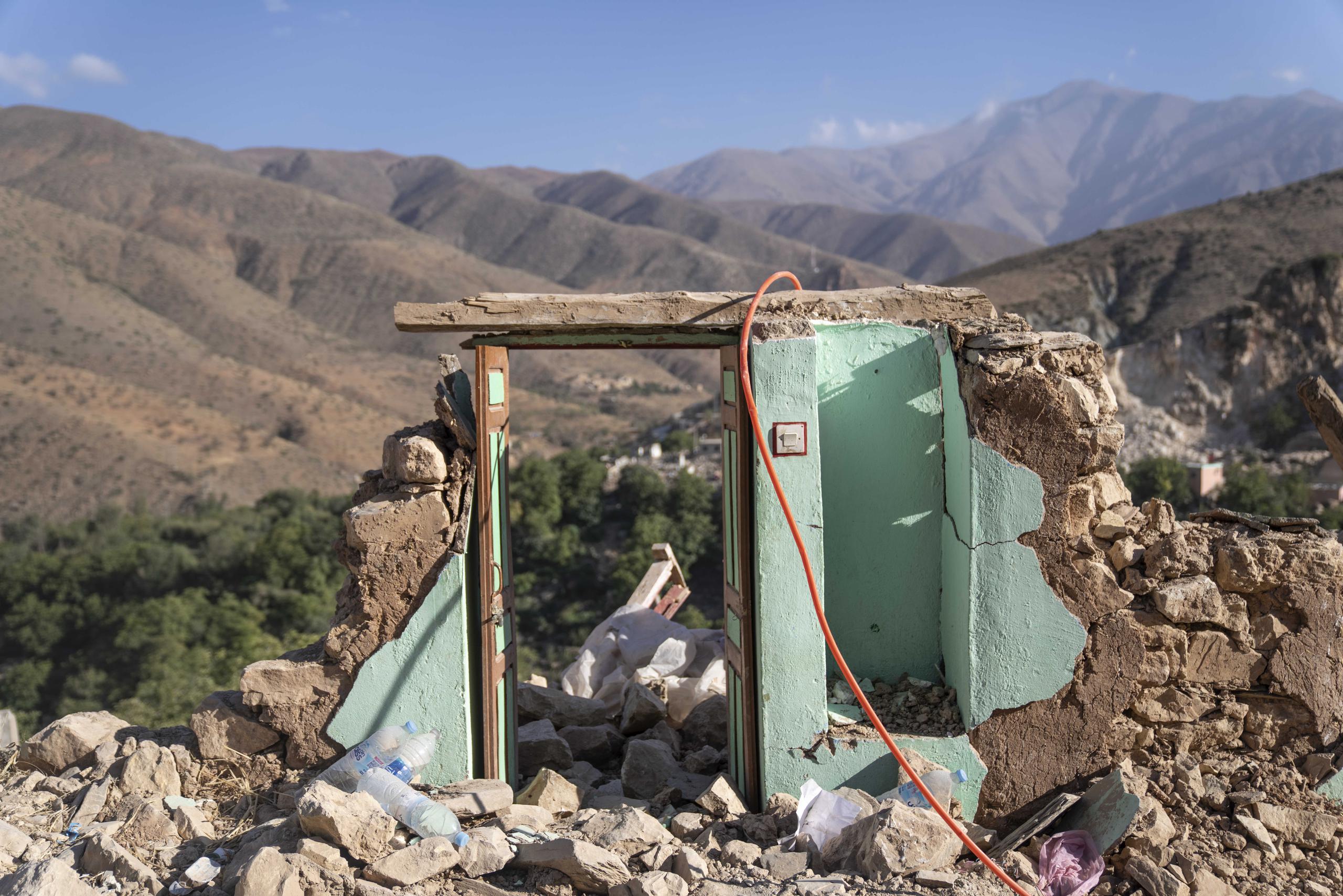 La puerta de lo que solía ser una casa se encuentra entre los escombros causados por el terremoto, en la ciudad de Imi N'tala, en las afueras de Marrakech, Marruecos. (Foto AP/Mosa'ab Elshamy)