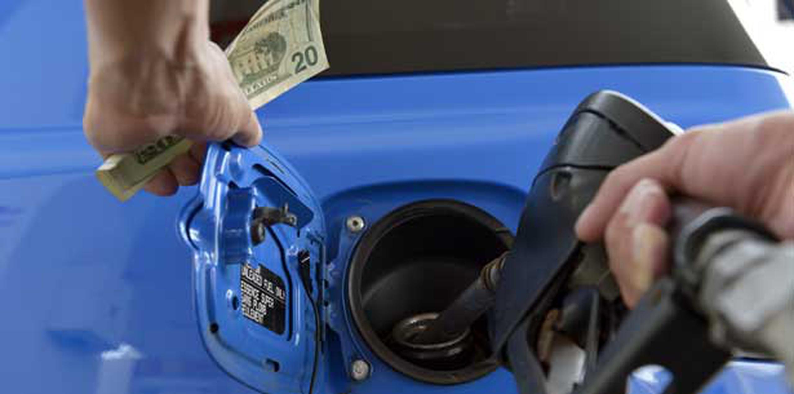 Según DACO, en algunas estaciones de gasolina se cobraba 90 centavos el litro del combustible a quienes pagaran en efectivo y para quienes usaran sus tarjetas de crédito o débito, el precio era de 98 centavos el litro, excediendo su margen de ganancias. (Archivo)