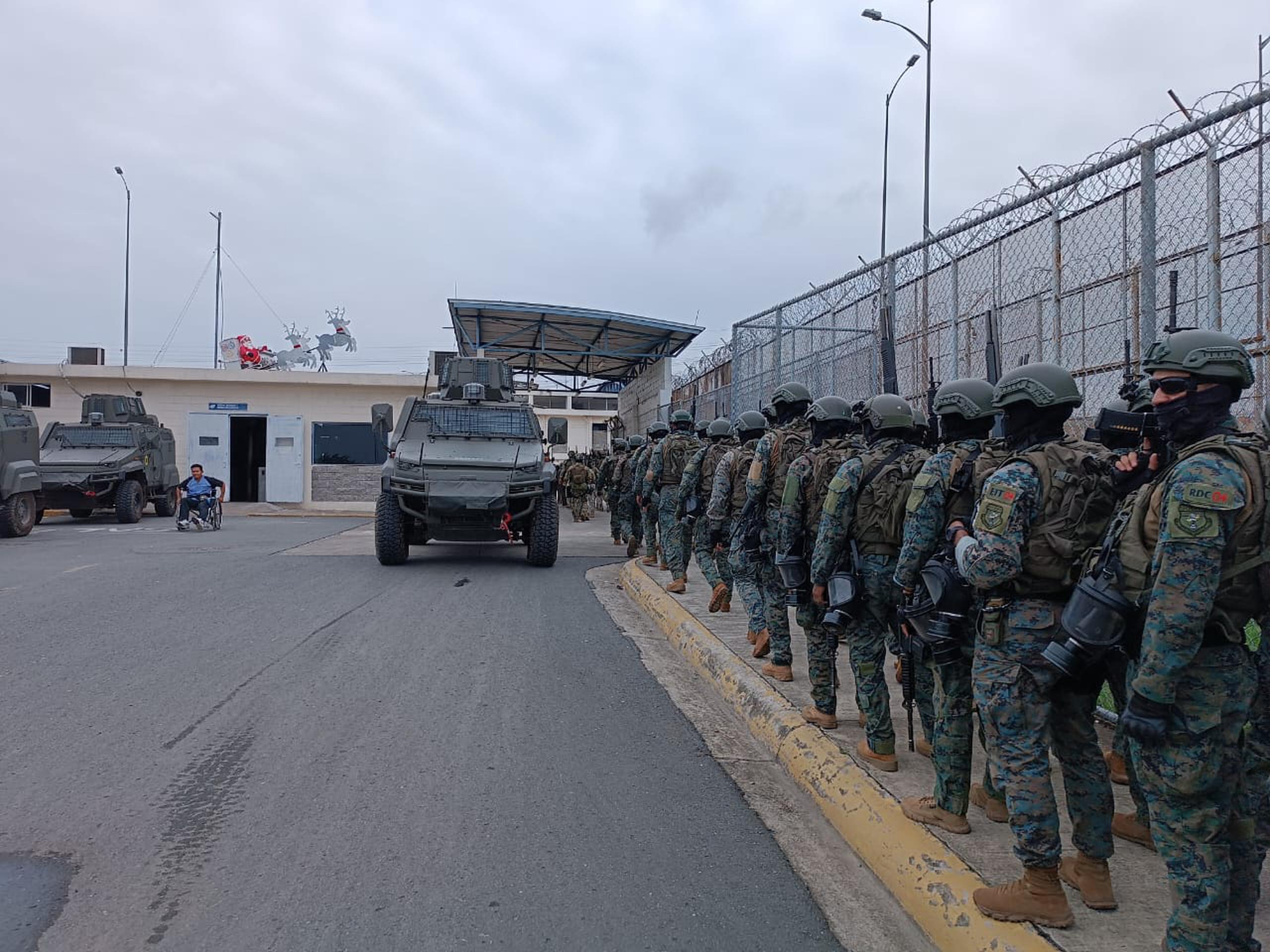 Fotografía cedida hoy por las Fuerzas Armadas de Ecuador que muestra a soldados mientras realizan un operativo tras un motín en la Cárcel Regional del Litoral, en Guayaquil (Ecuador). EFE/FUERZAS ARMADAS DE ECUADOR
