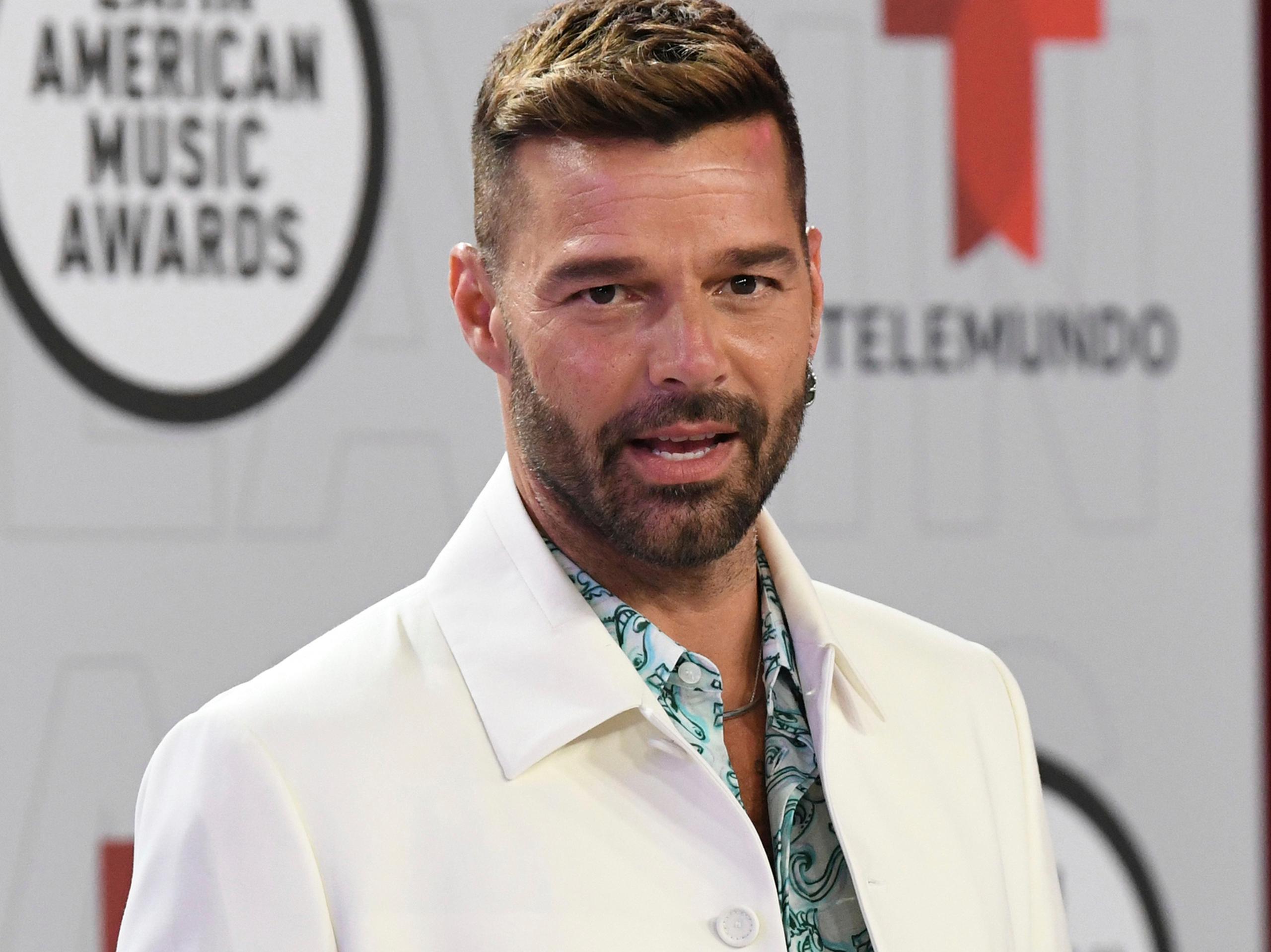 Ricky Martin lució un traje blanco que combinó con una camisa con detalles en verde esmeralda. (AP)