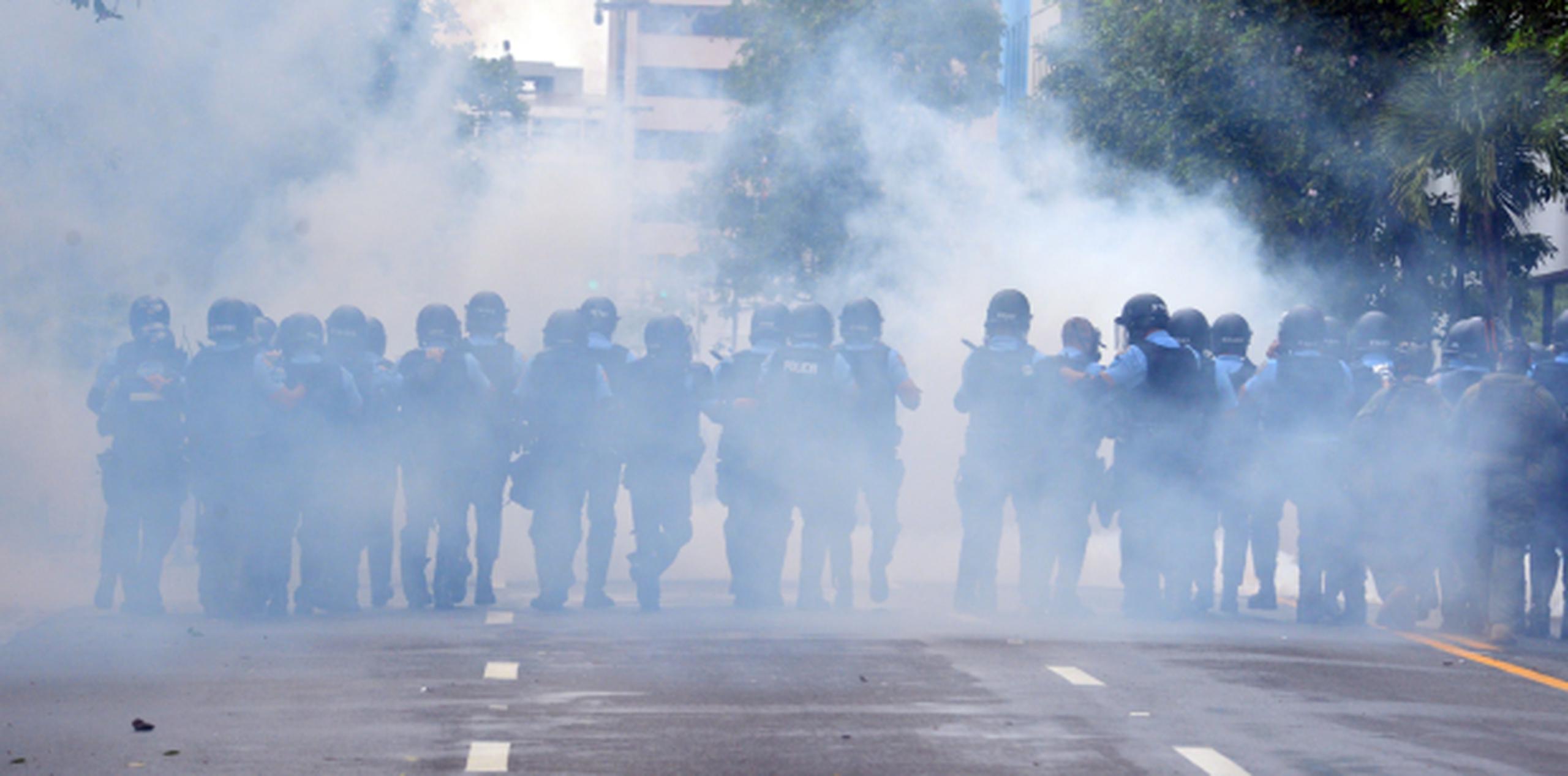 Desde las 12:30 de la tarde la Policía se viene enfrentando con los manifestantes. (LUIS.ALCALADELOLMO@GFRMEDIA.COM)