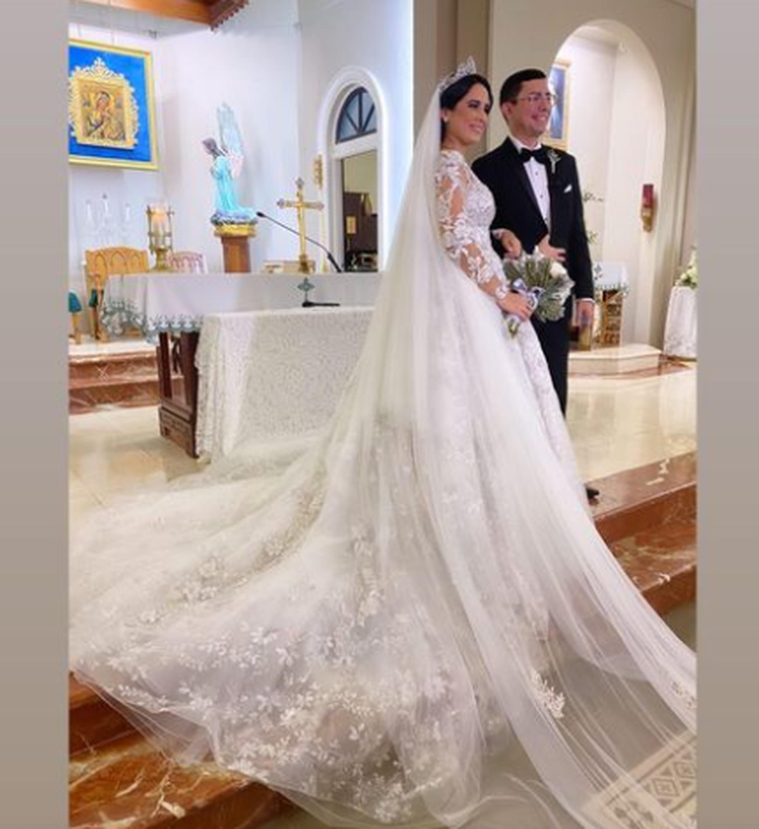 La reportera Wilenie Sepúlveda se casó con su novio de 12 años, Alberto Tabales.