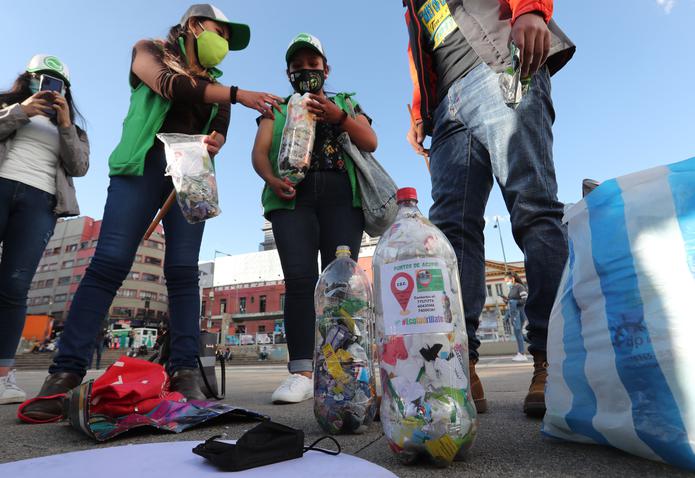 Jóvenes visibilizaron una campaña sobre ecoladrillos en la plaza Camacho para generar conciencia sobre los residuos plásticos, un material que tarda en desintegrarse.
