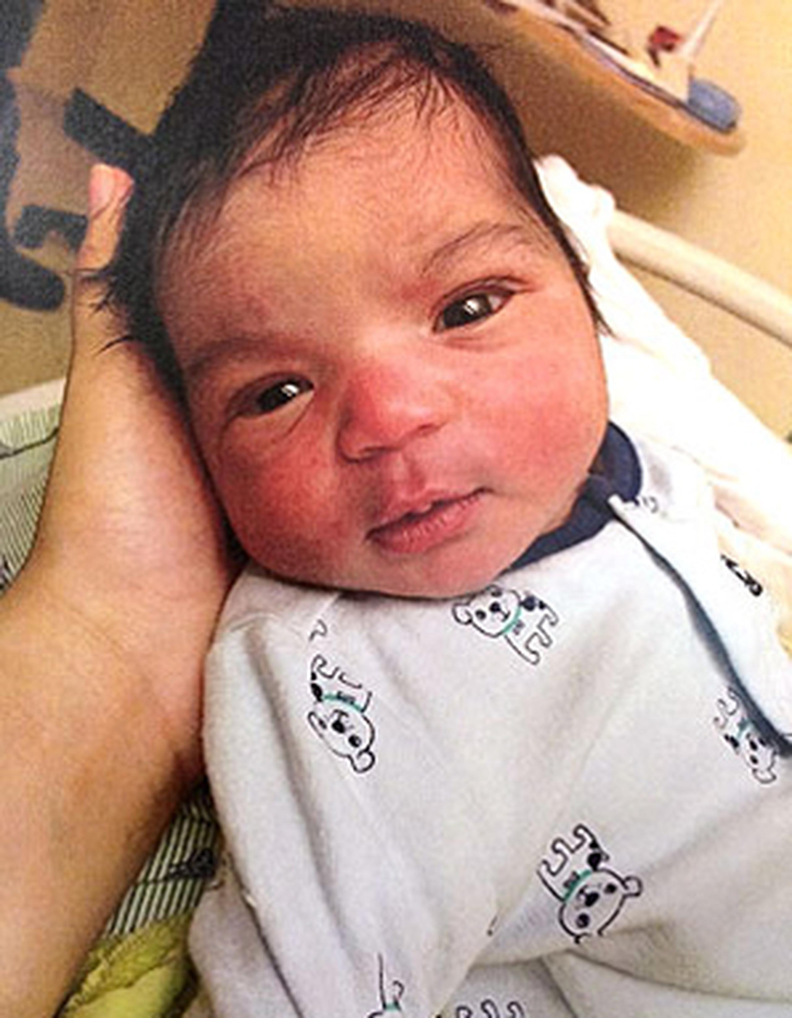 El infante de 6 días de nacido identificado como Kayden Powell, fue encontrado cerca de las 10:15 a.m. de hoy afuera de una estación de gasolina en West Branch.